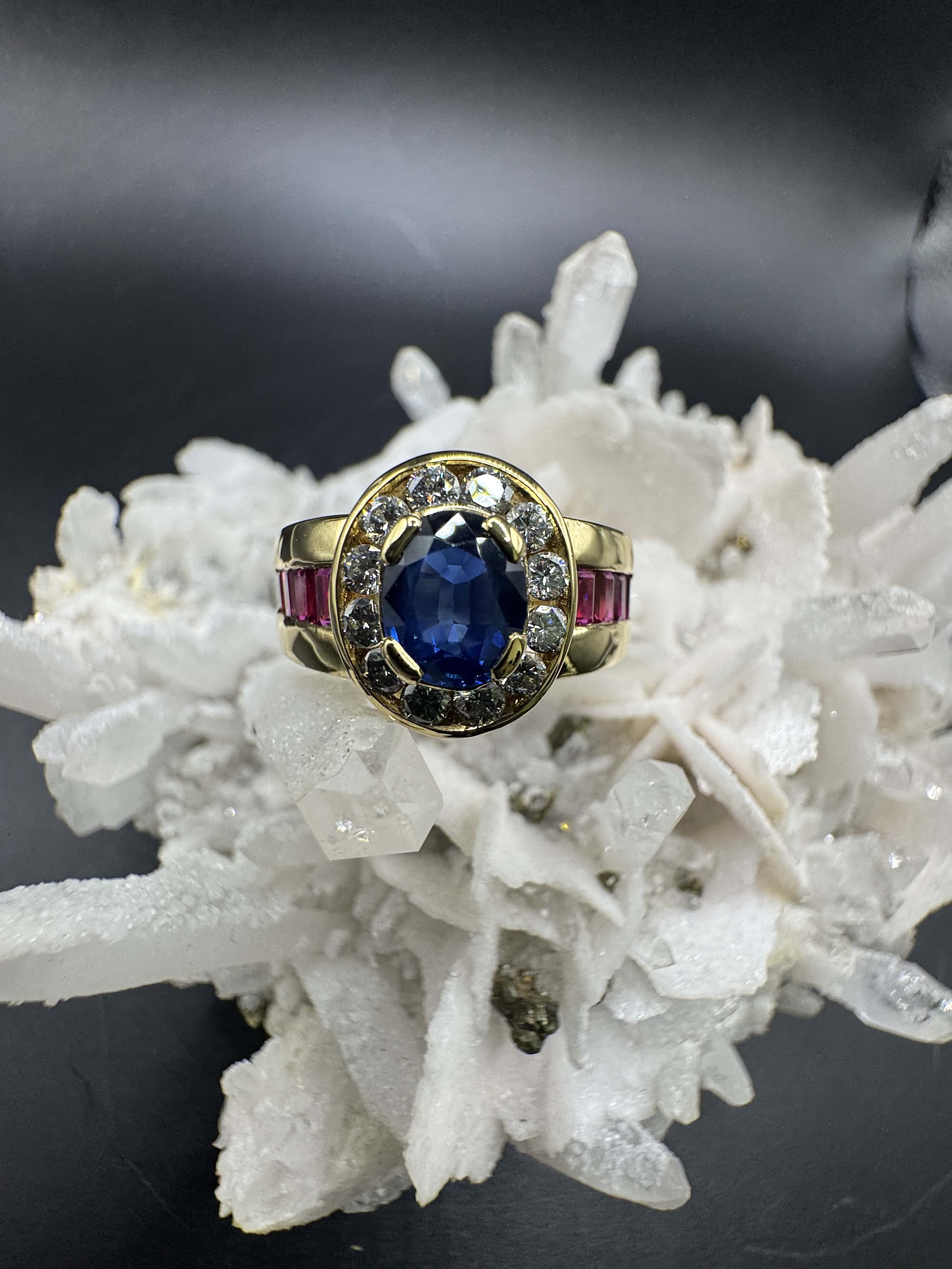 Edler Ring in 18 Karat Gelbgold mit Saphir, Brillanten & Rubinen