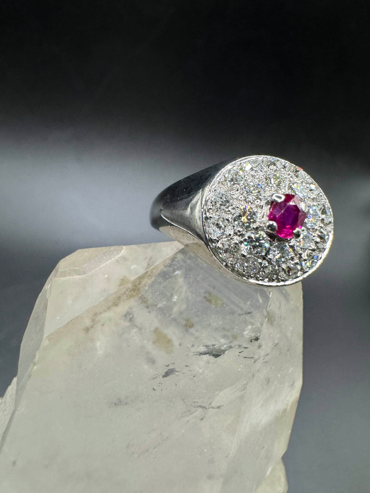 Hochwertiger Vintage Ring in 18 Karat Weißgold mit Rubin & Diamanten