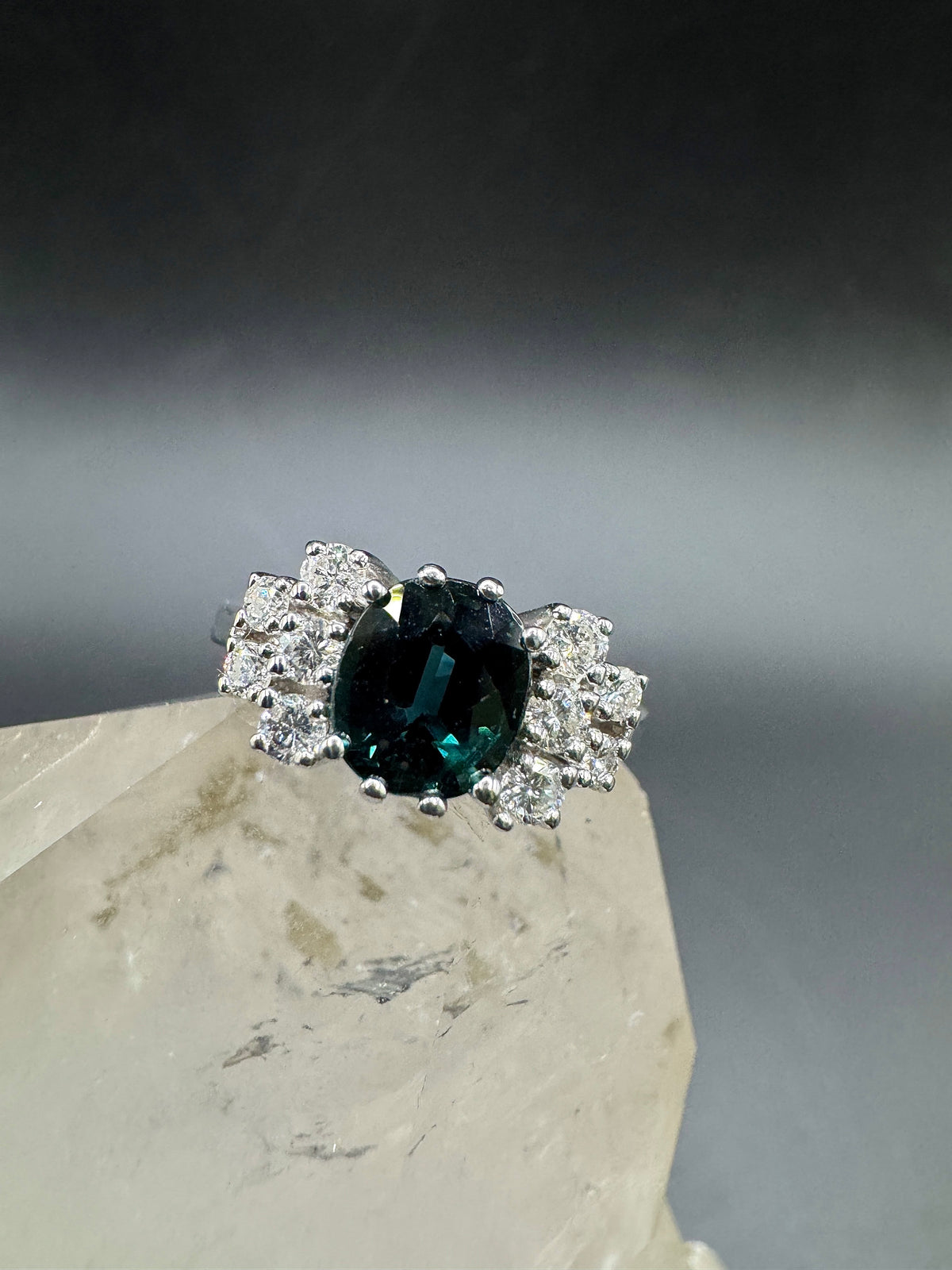 Steinbetonter Ring in 14 Karat Weißgold mit Saphir & Brillanten