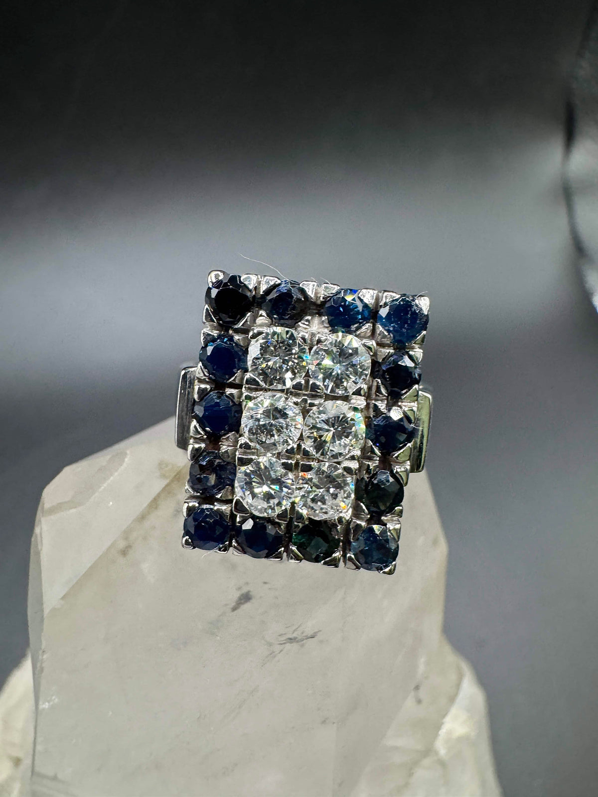 Prunkvoller Vintage Ring in 14 Karat Weißgold mit Brillanten & Saphiren