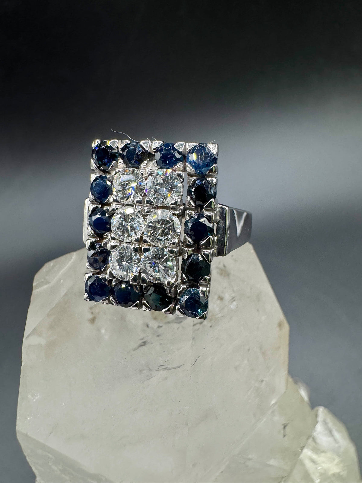 Prunkvoller Vintage Ring in 14 Karat Weißgold mit Brillanten & Saphiren
