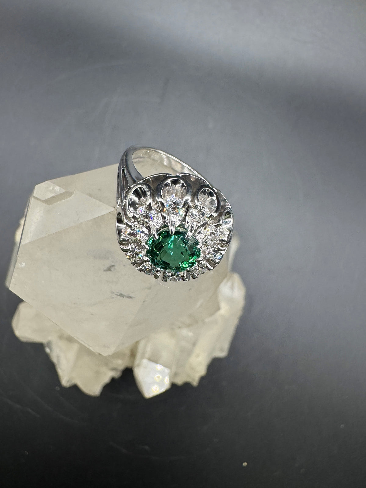 Handgefertigter Ring in 18 Karat Weißgold mit Lagoon-Turmalin & Brillanten