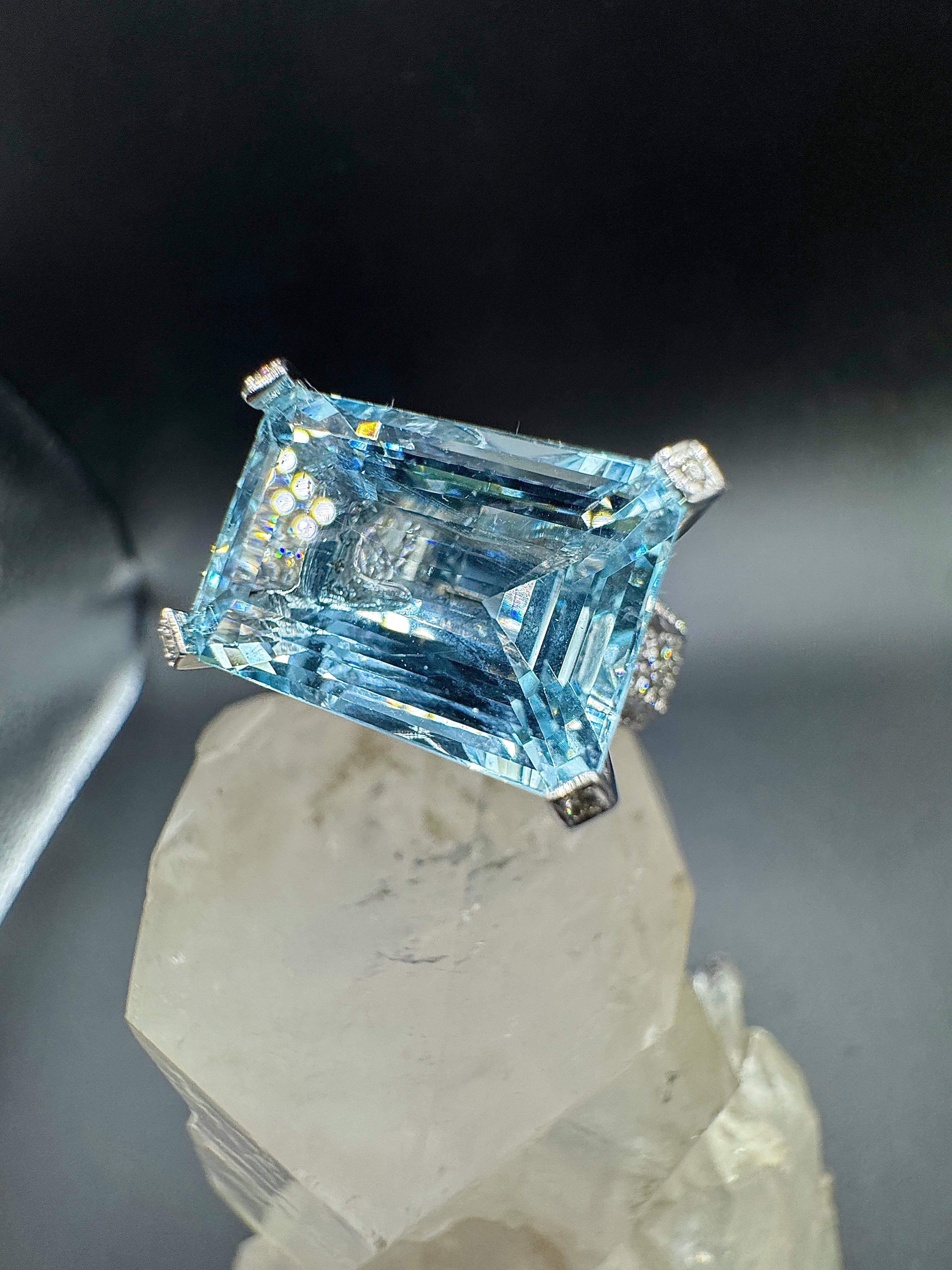 Prunkvoller Cocktailring in 18 Karat Weißgold mit feinem Aquamarin und Brillanten