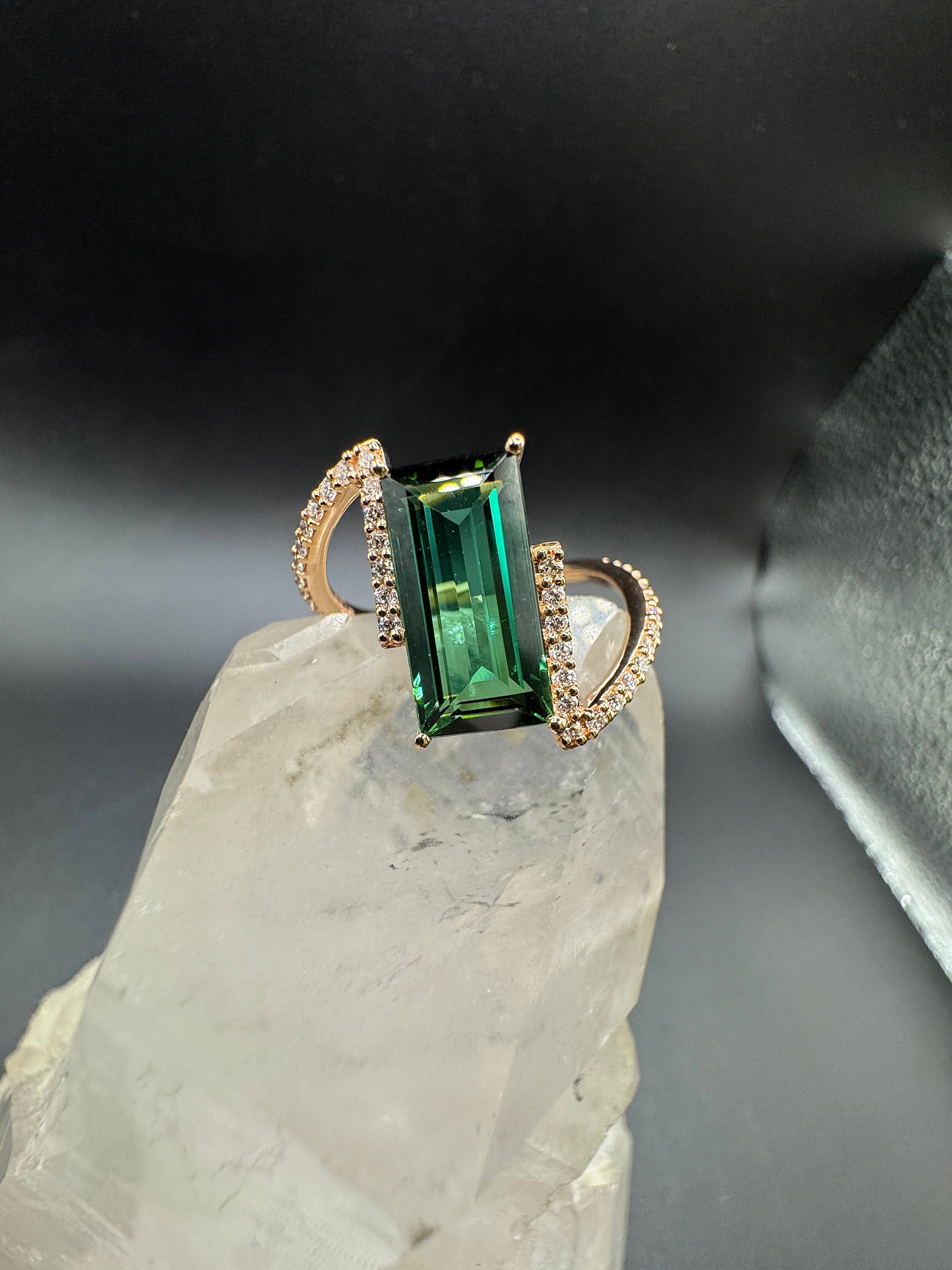 Eleganter Ring in 14 Karat Rosegold mit Lagoon-Turmalin & Brillanten