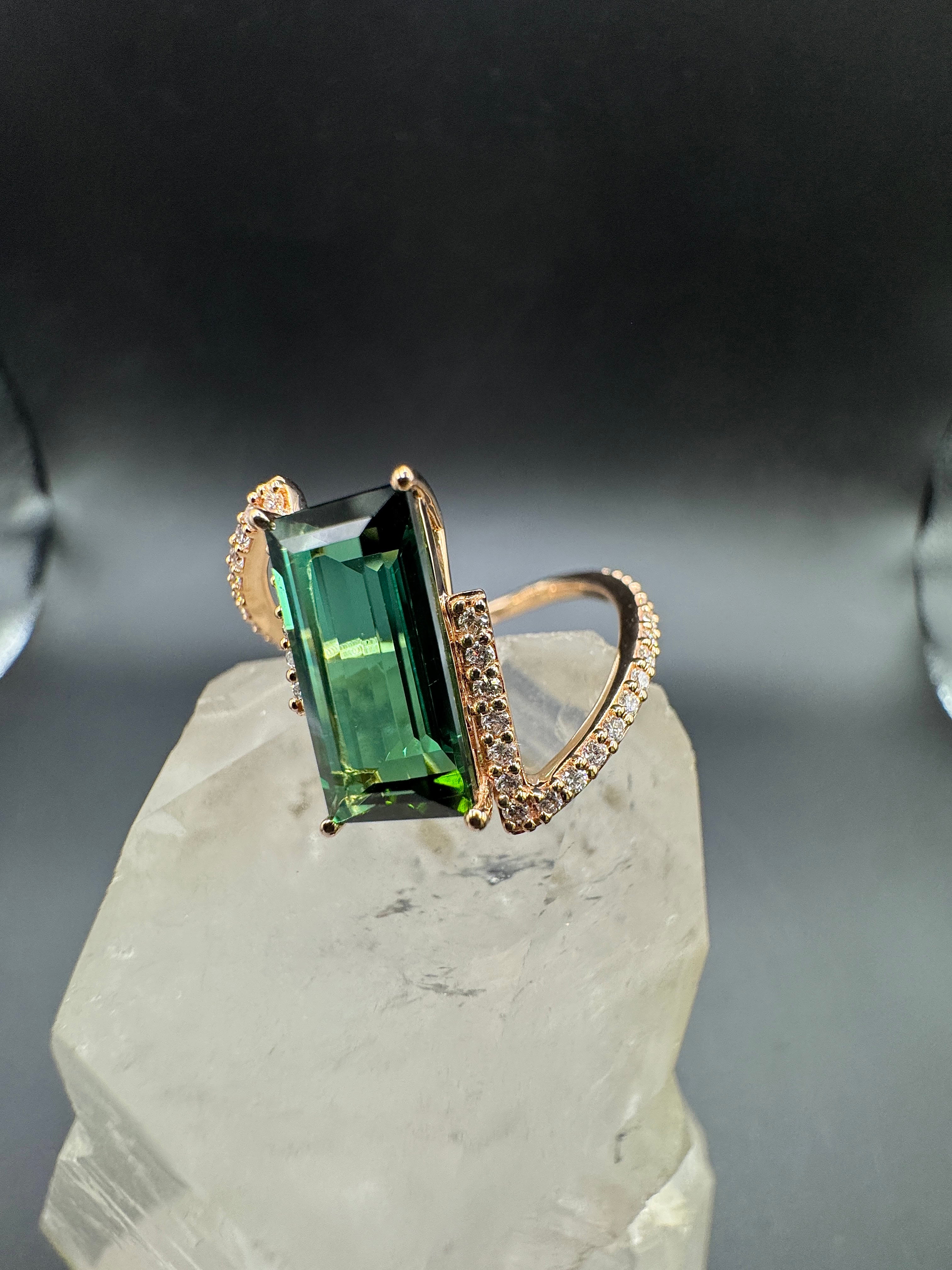 Eleganter Ring in 14 Karat Rosegold mit Lagoon-Turmalin & Brillanten