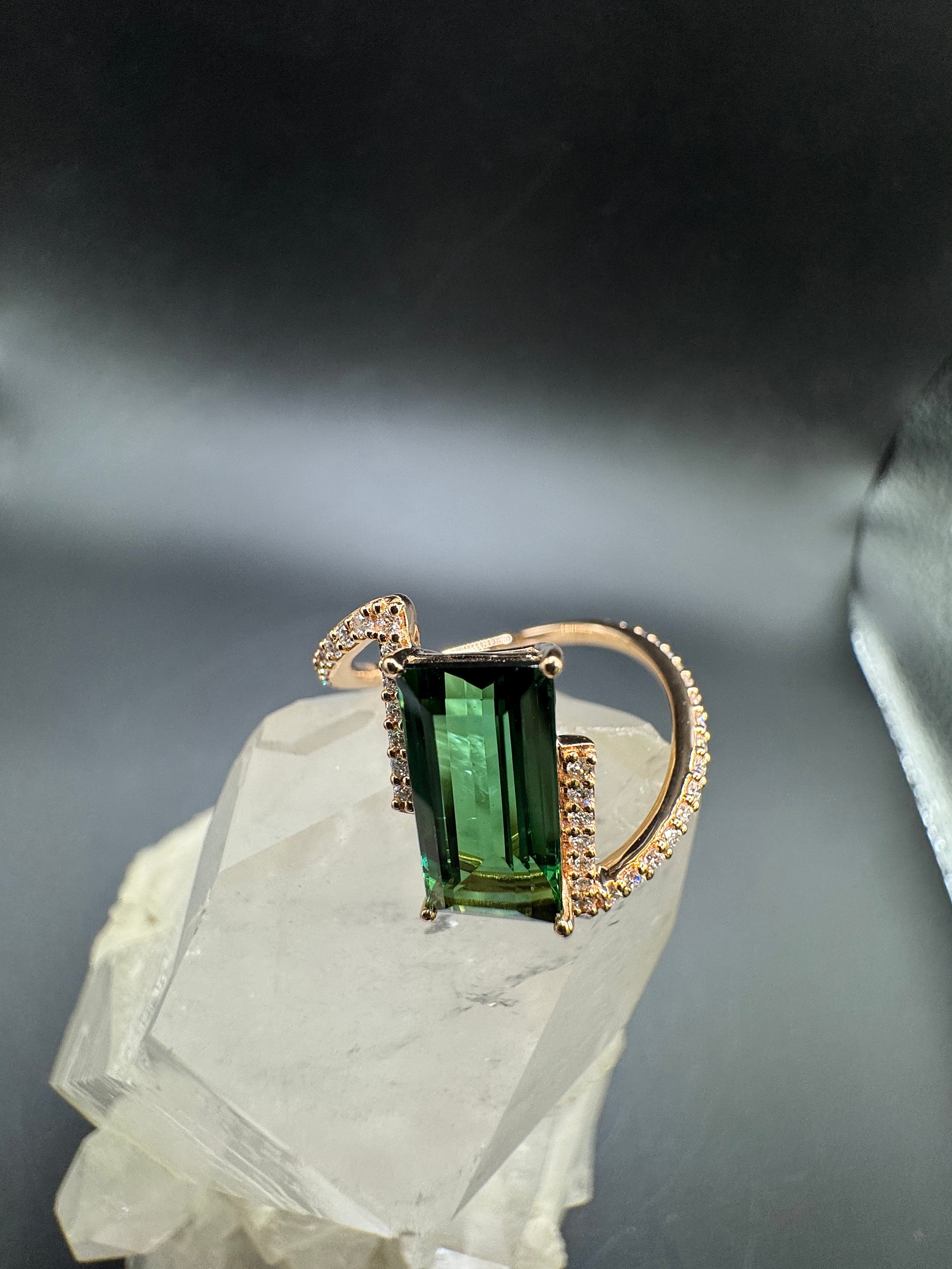 Eleganter Ring in 14 Karat Rosegold mit Lagoon-Turmalin & Brillanten