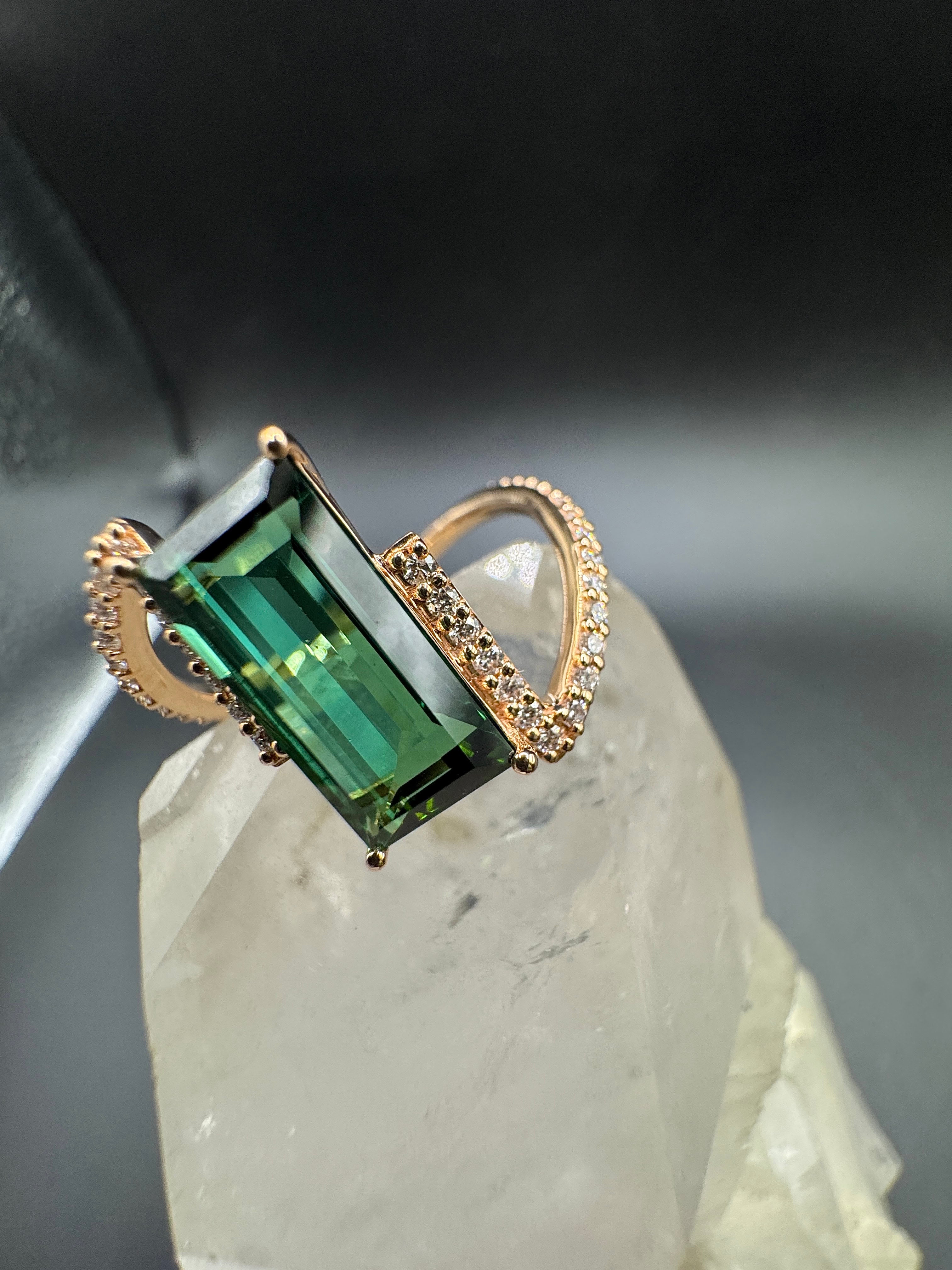 Eleganter Ring in 14 Karat Rosegold mit Lagoon-Turmalin & Brillanten