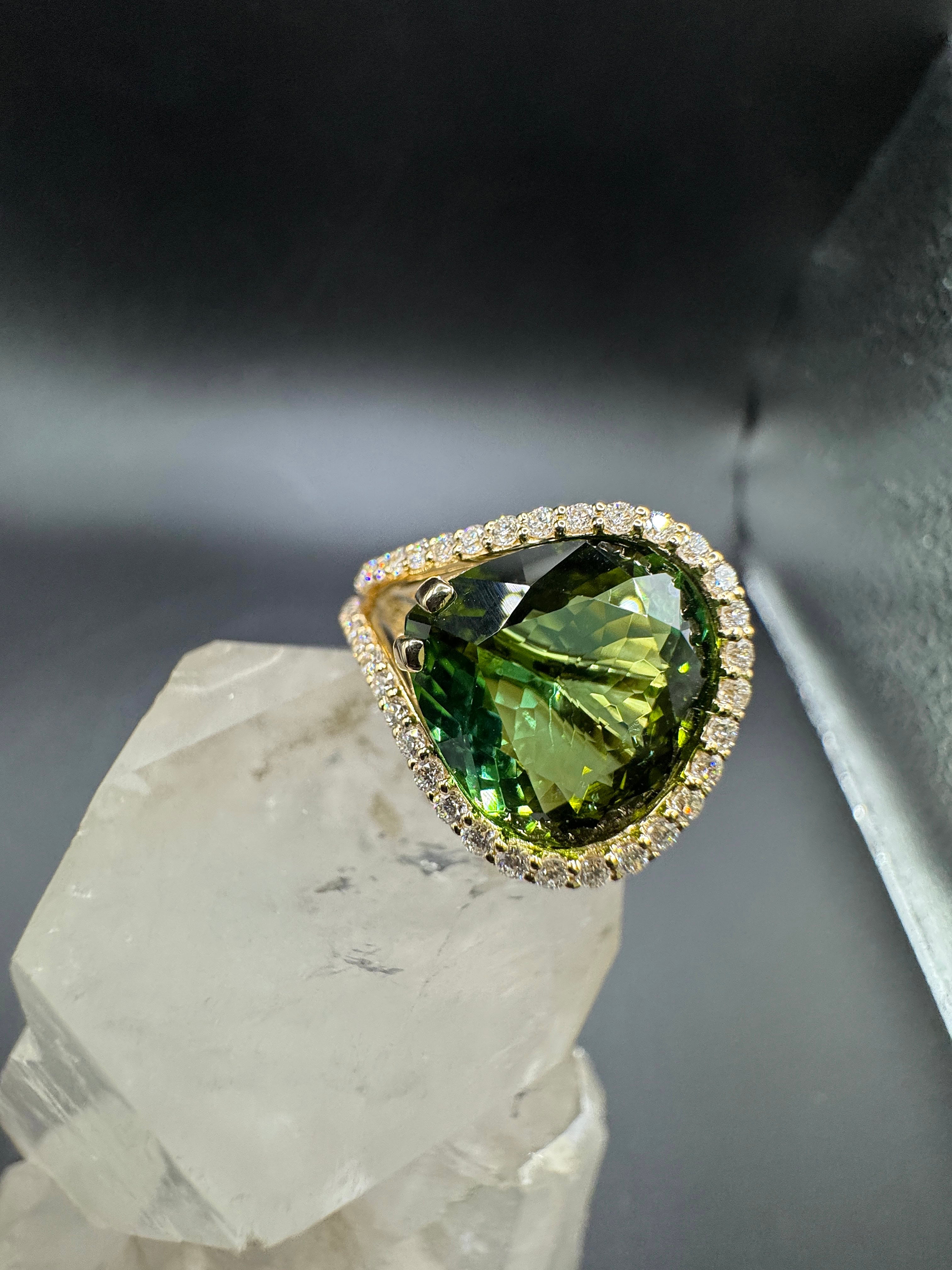 Edler Ring in 14 Karat Gelbgold mit hochfeinem Lagoon-Turmalin & Brillanten