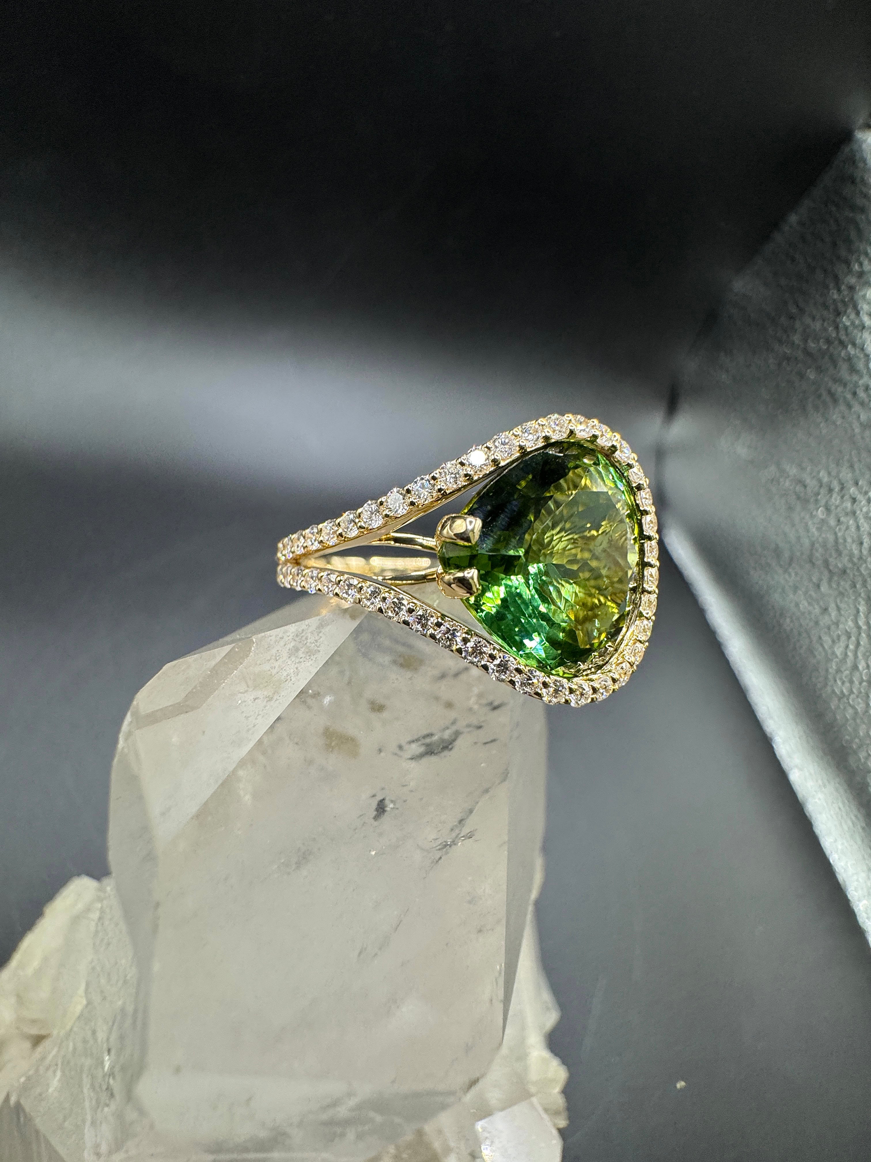 Edler Ring in 14 Karat Gelbgold mit hochfeinem Lagoon-Turmalin & Brillanten