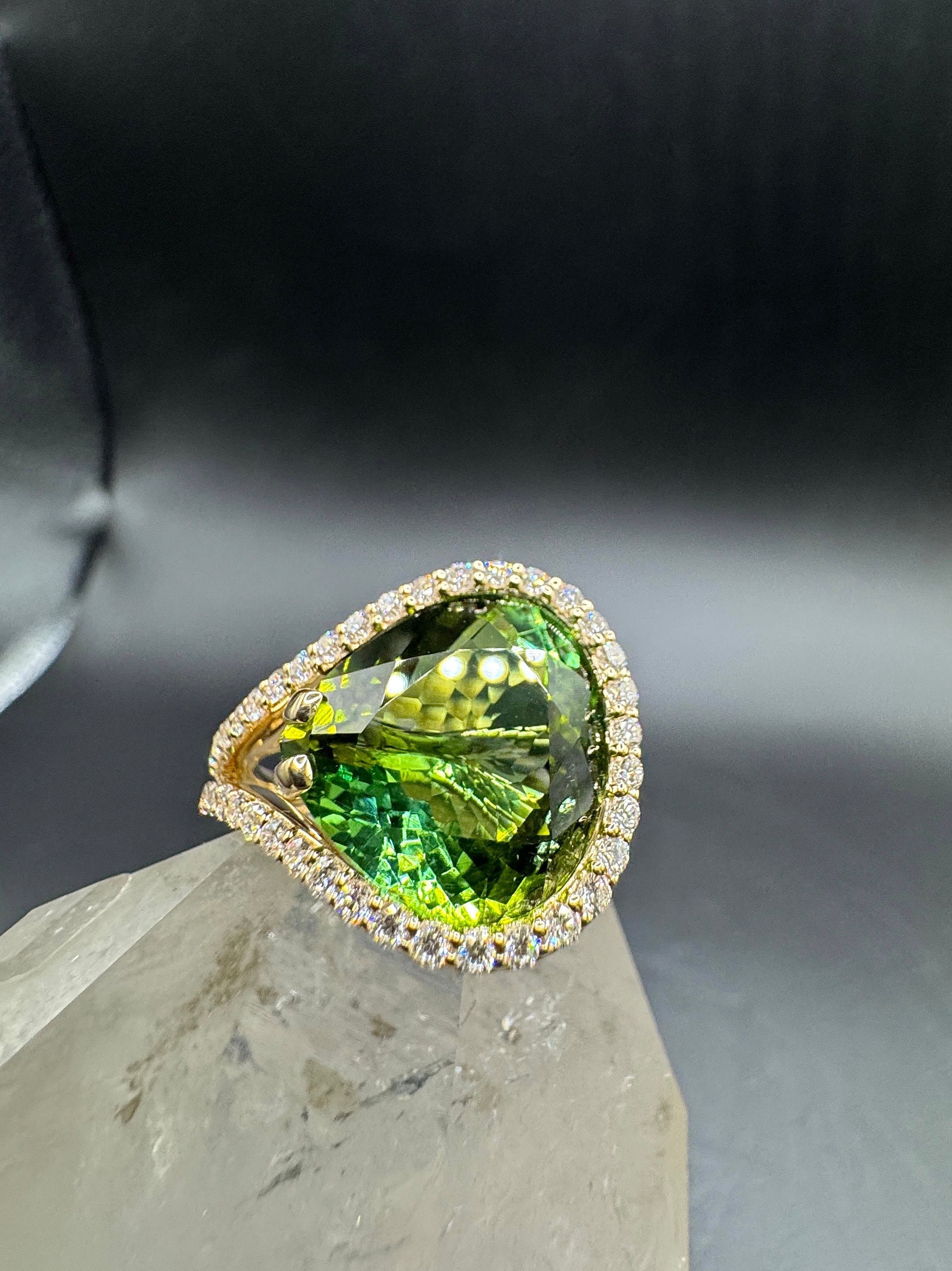 Edler Ring in 14 Karat Gelbgold mit hochfeinem Lagoon-Turmalin & Brillanten