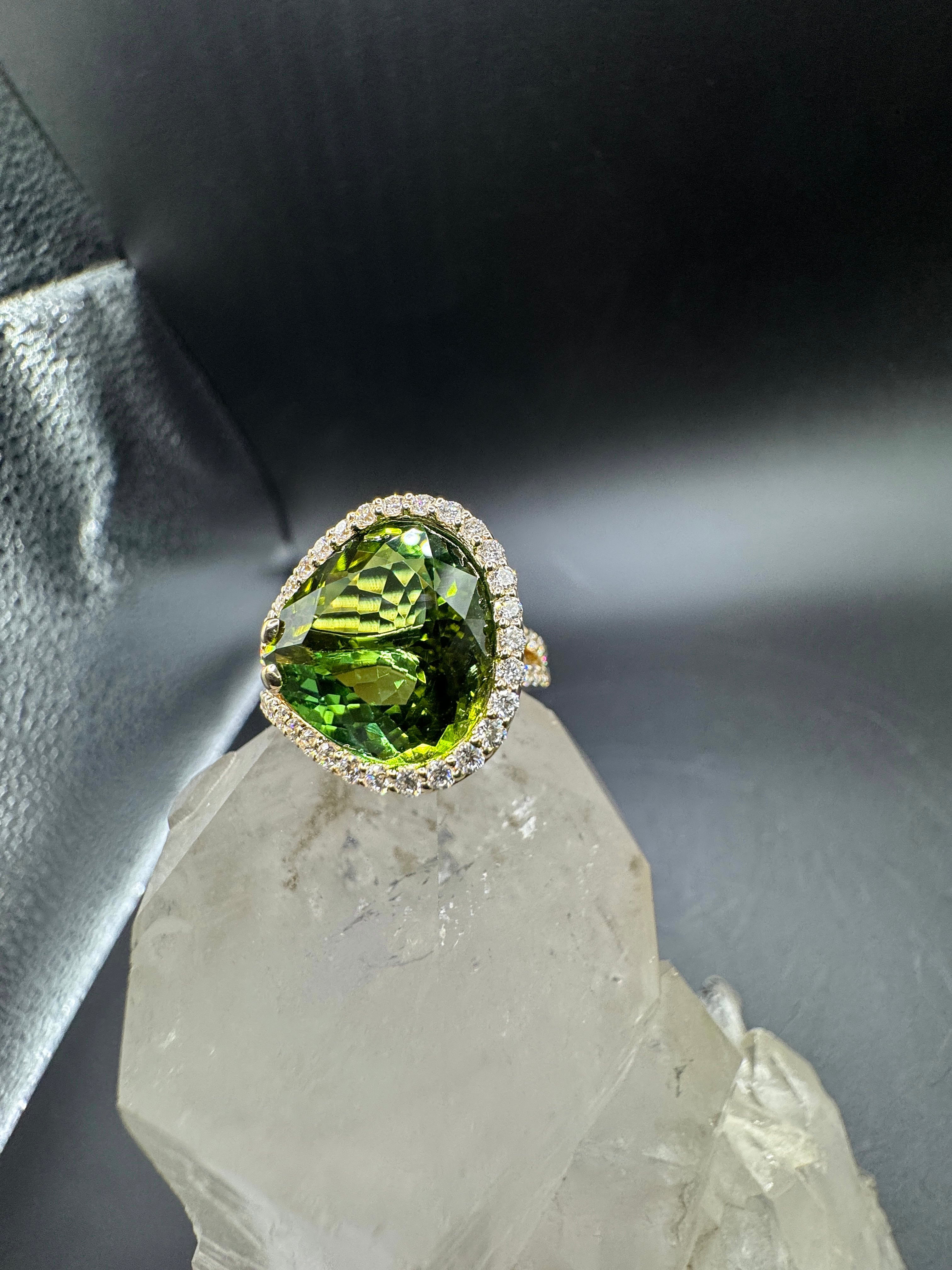 Edler Ring in 14 Karat Gelbgold mit hochfeinem Lagoon-Turmalin & Brillanten