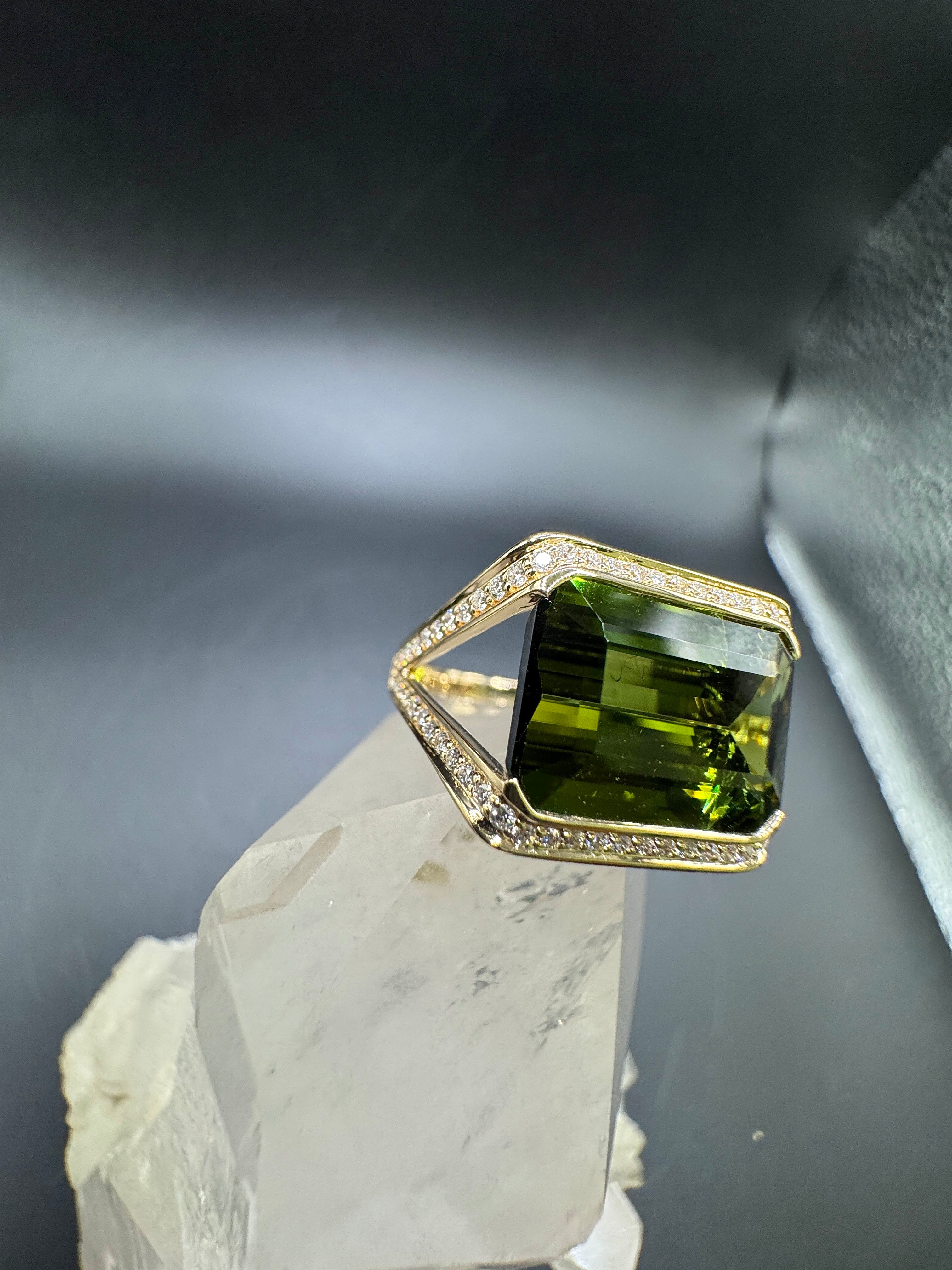 Beeindruckender Ring in 14 Karat Gelbgold mit großem Turmalin & feinen Brillanten