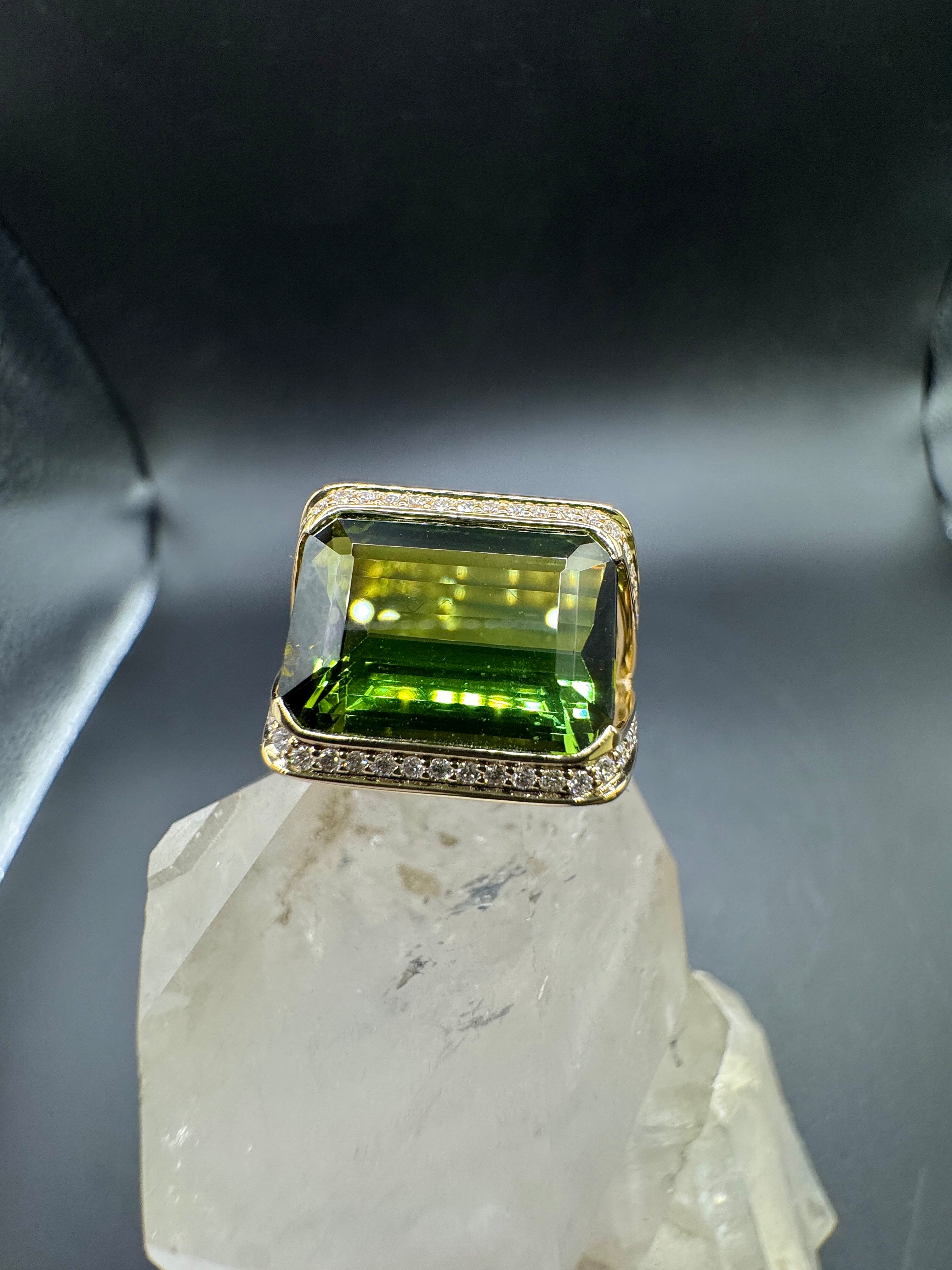 Beeindruckender Ring in 14 Karat Gelbgold mit großem Turmalin & feinen Brillanten
