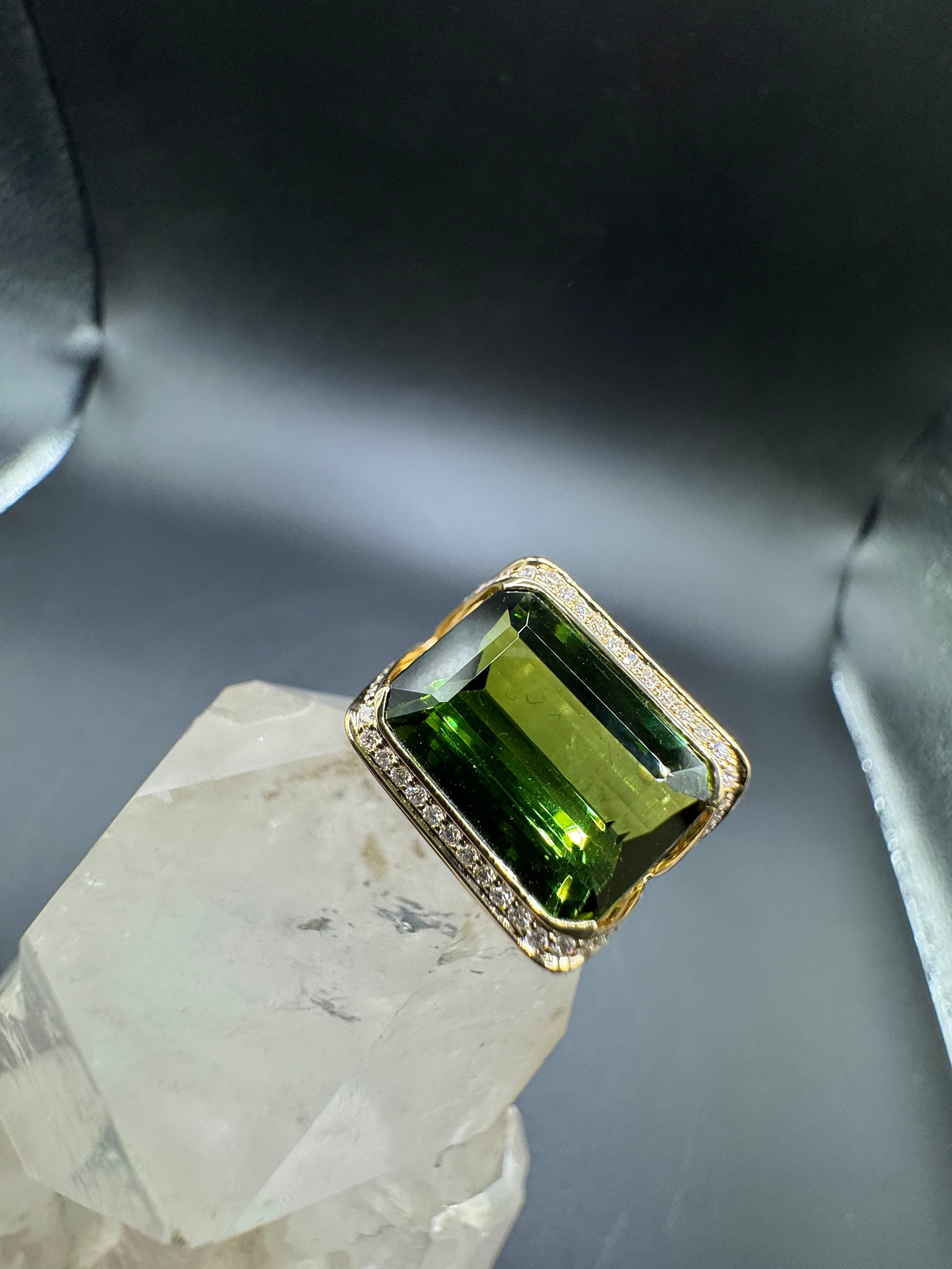 Beeindruckender Ring in 14 Karat Gelbgold mit großem Turmalin & feinen Brillanten