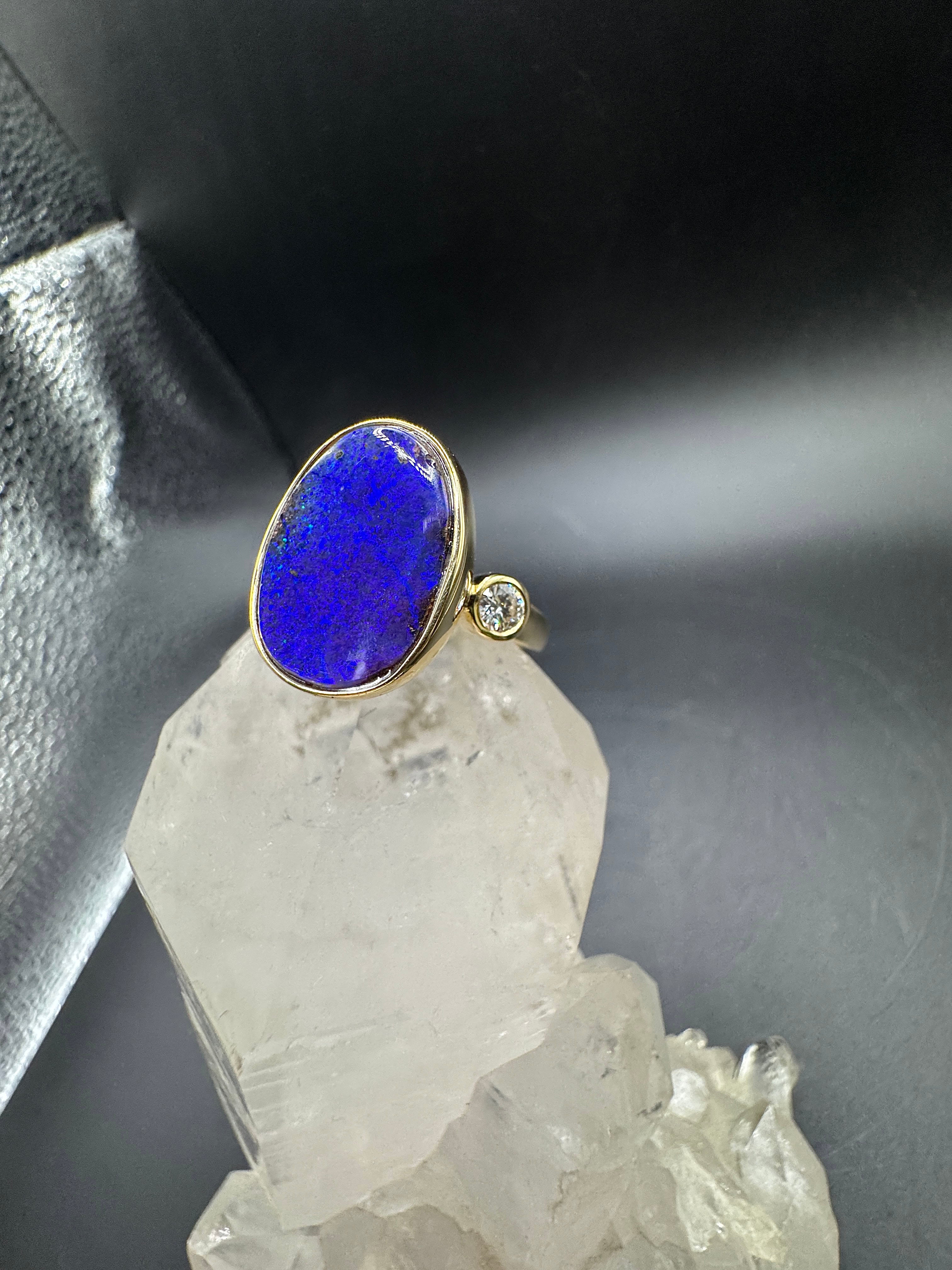 Eleganter Opalring in 18 Karat Gelbgold mit feinen Brillanten