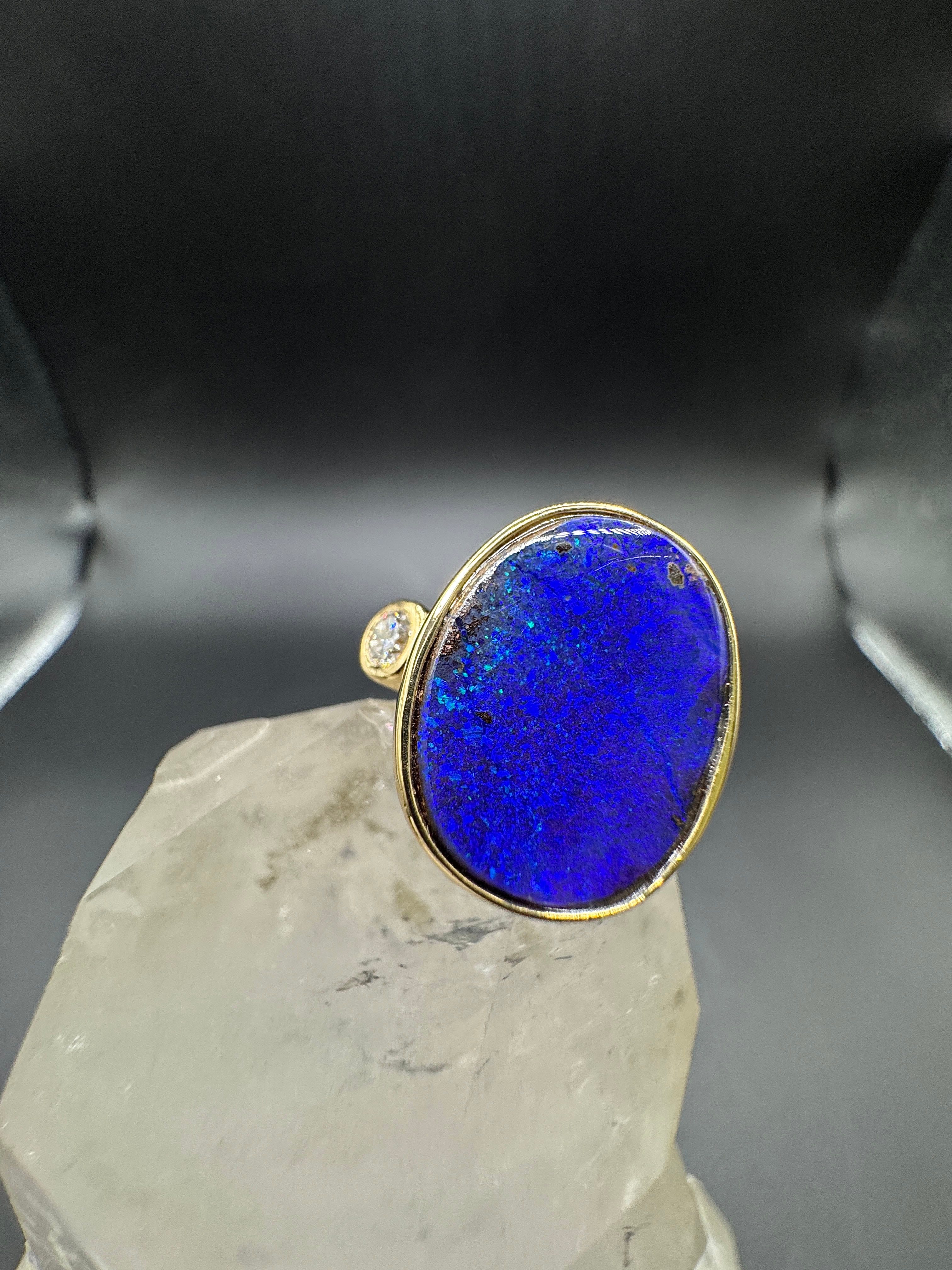 Eleganter Opalring in 18 Karat Gelbgold mit feinen Brillanten