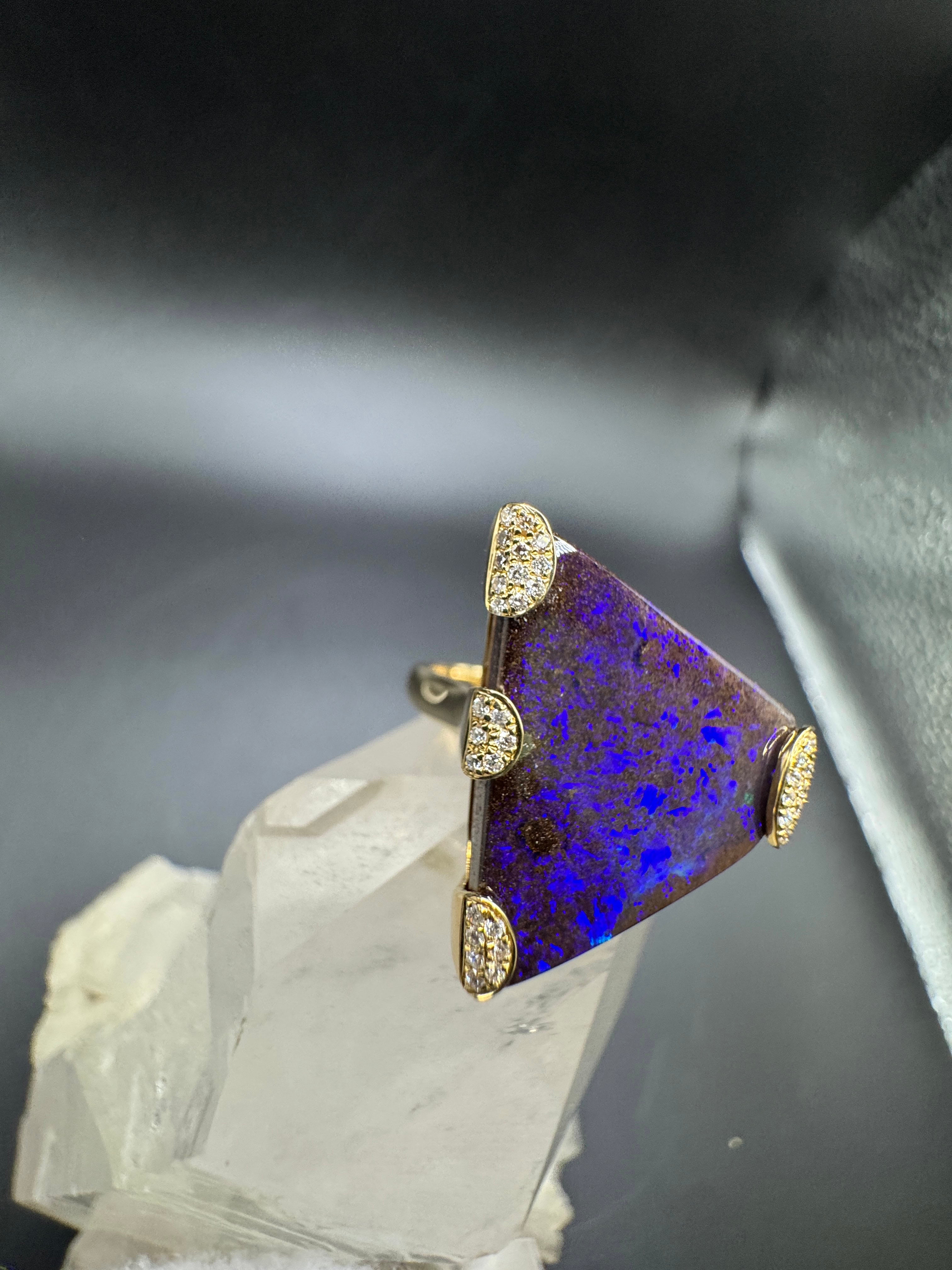 Edler Ring in 18 Karat Gelbgold mit Boulderopal & Brillanten