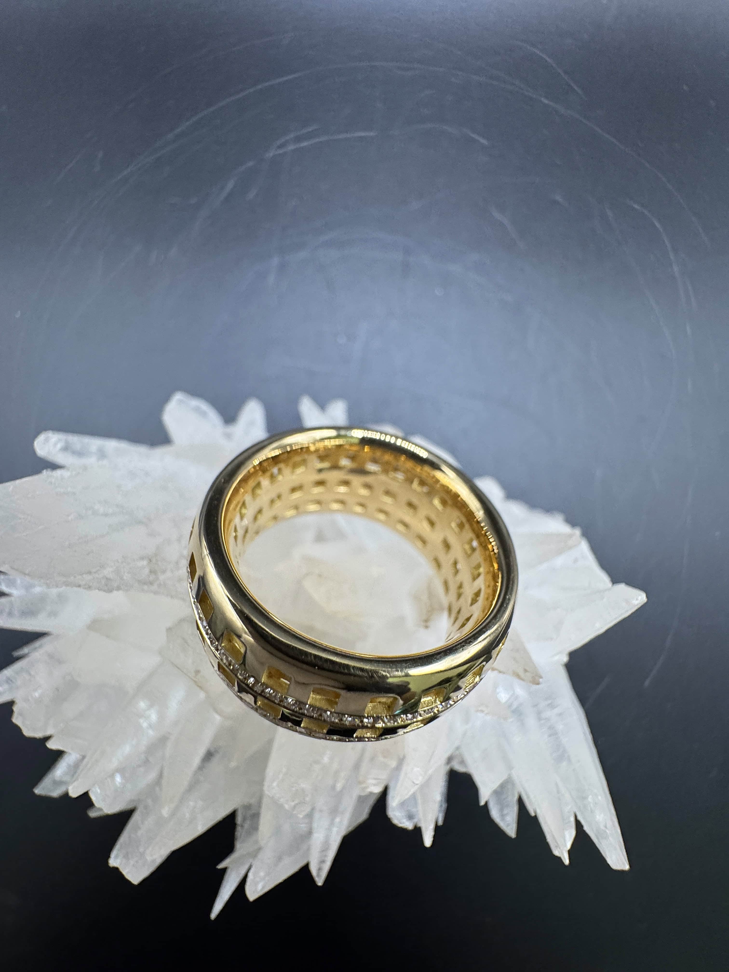 Riesiger Memory Ring in 18 Karat Gelbgold mit feinen Brillanten von W. Häring
