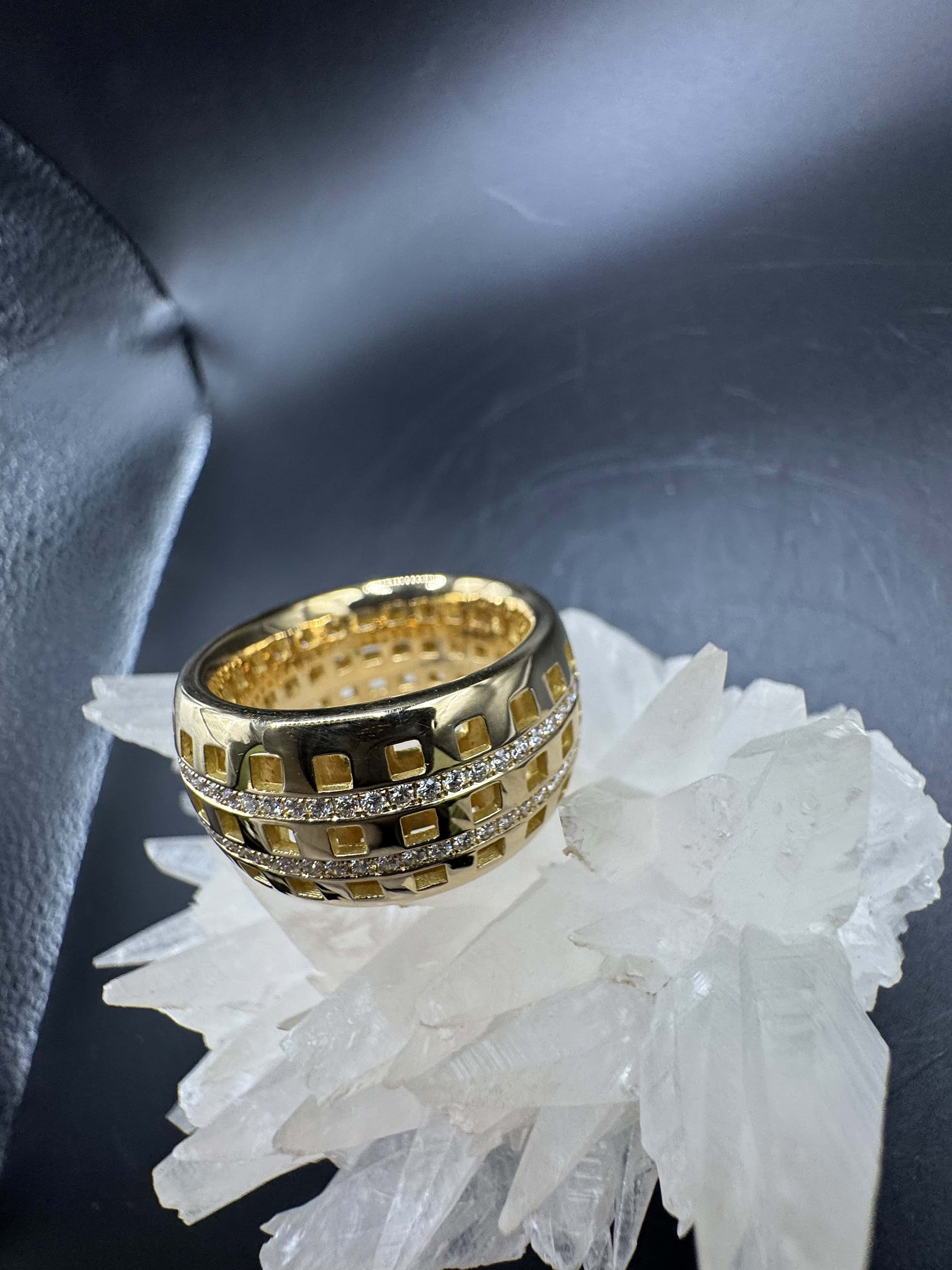 Riesiger Memory Ring in 18 Karat Gelbgold mit feinen Brillanten von W. Häring