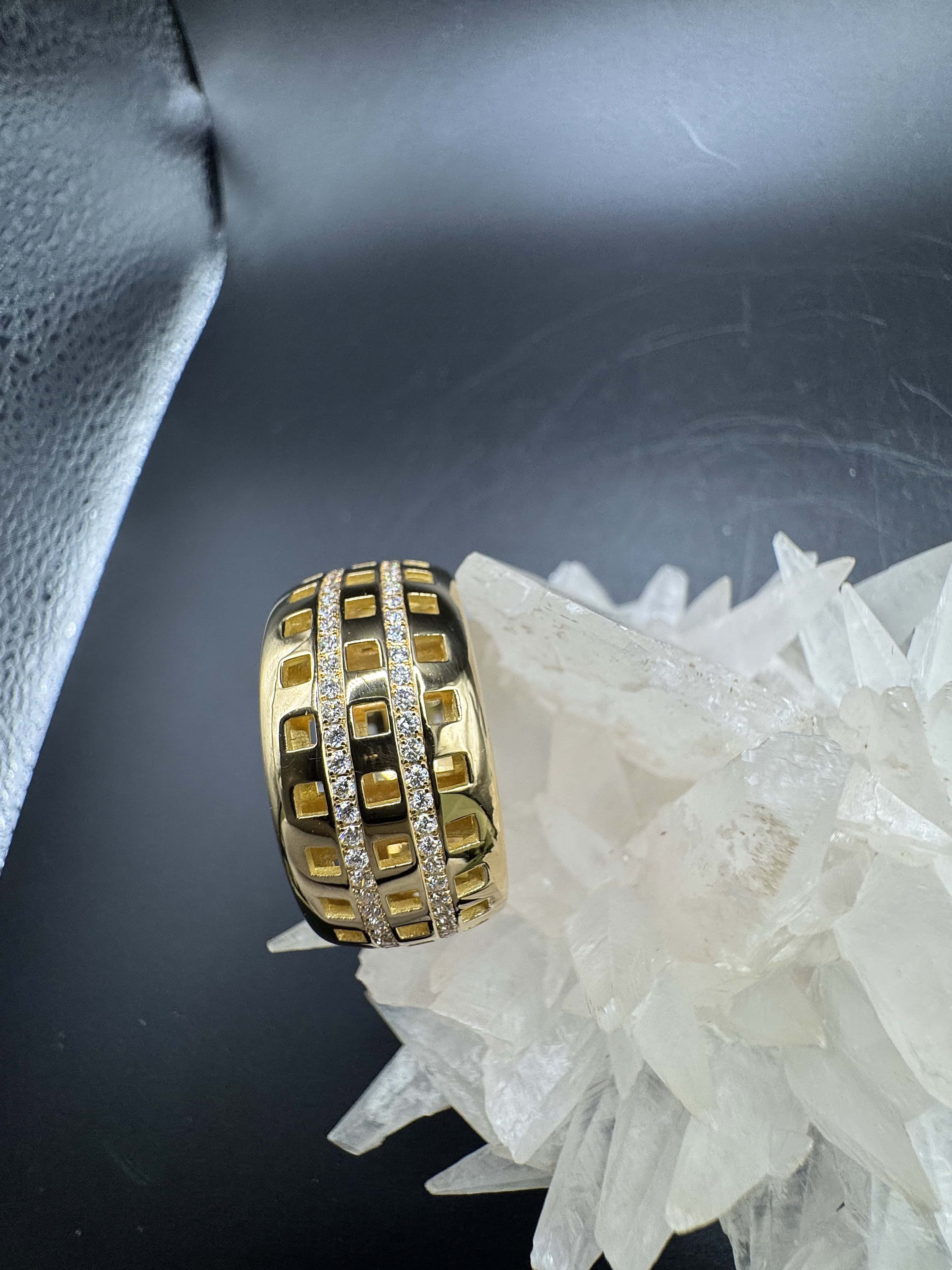 Riesiger Memory Ring in 18 Karat Gelbgold mit feinen Brillanten von W. Häring