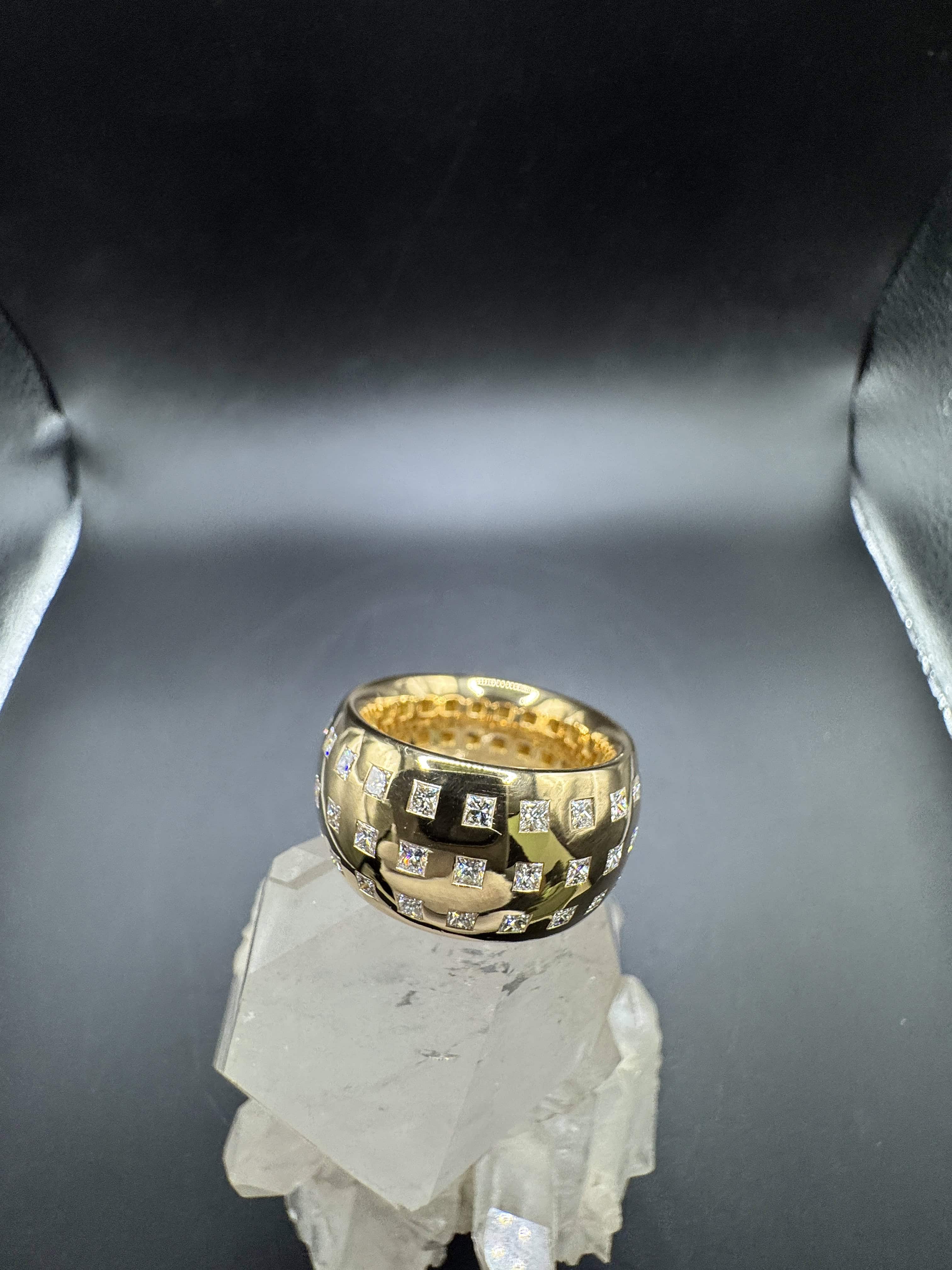 Beeindruckender Memory Ring in 18 Karat Gelbgold mit Princess-Cut Diamanten von W. Häring