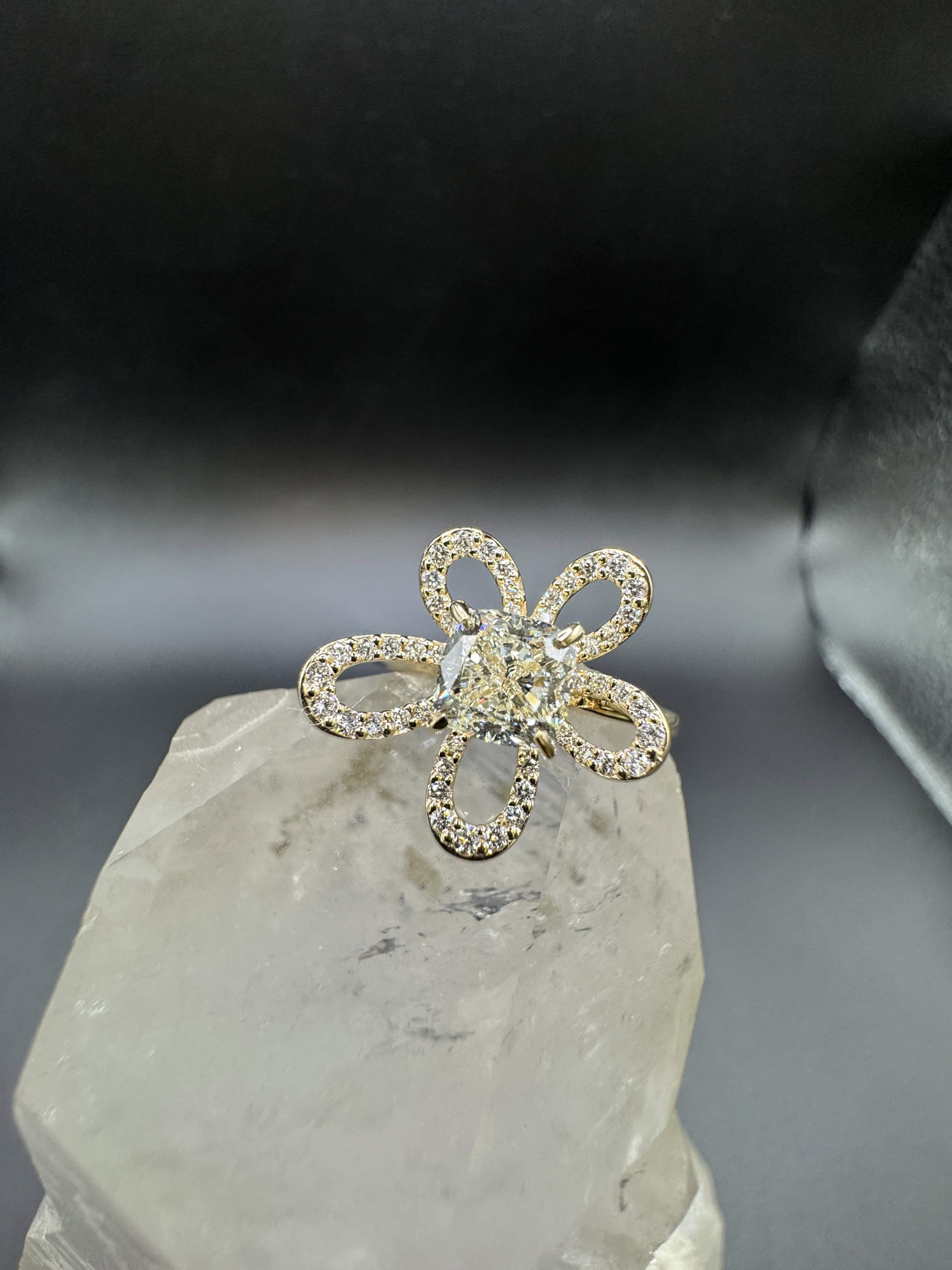 Besonderer Ring in 14 Karat Gelbgold mit Einkaräter & Brillanten