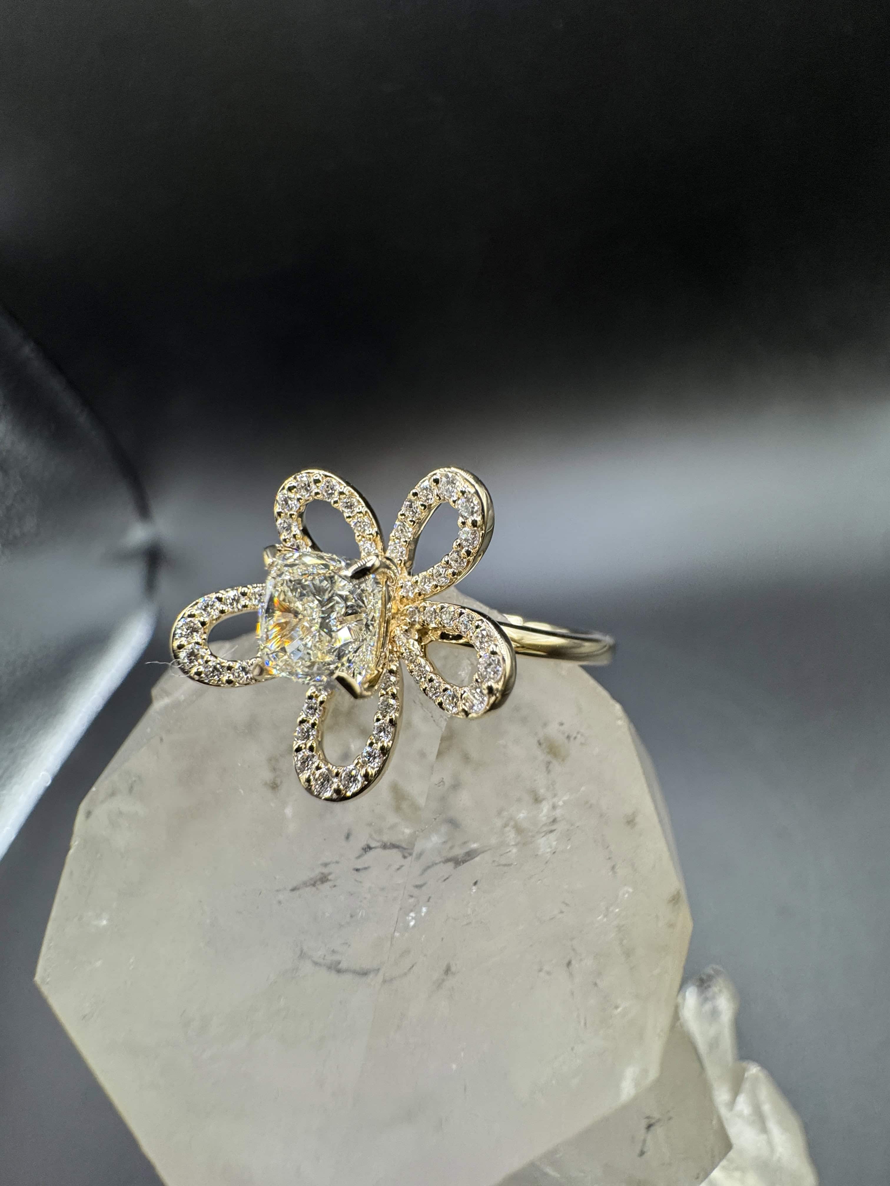 Besonderer Ring in 14 Karat Gelbgold mit Einkaräter & Brillanten