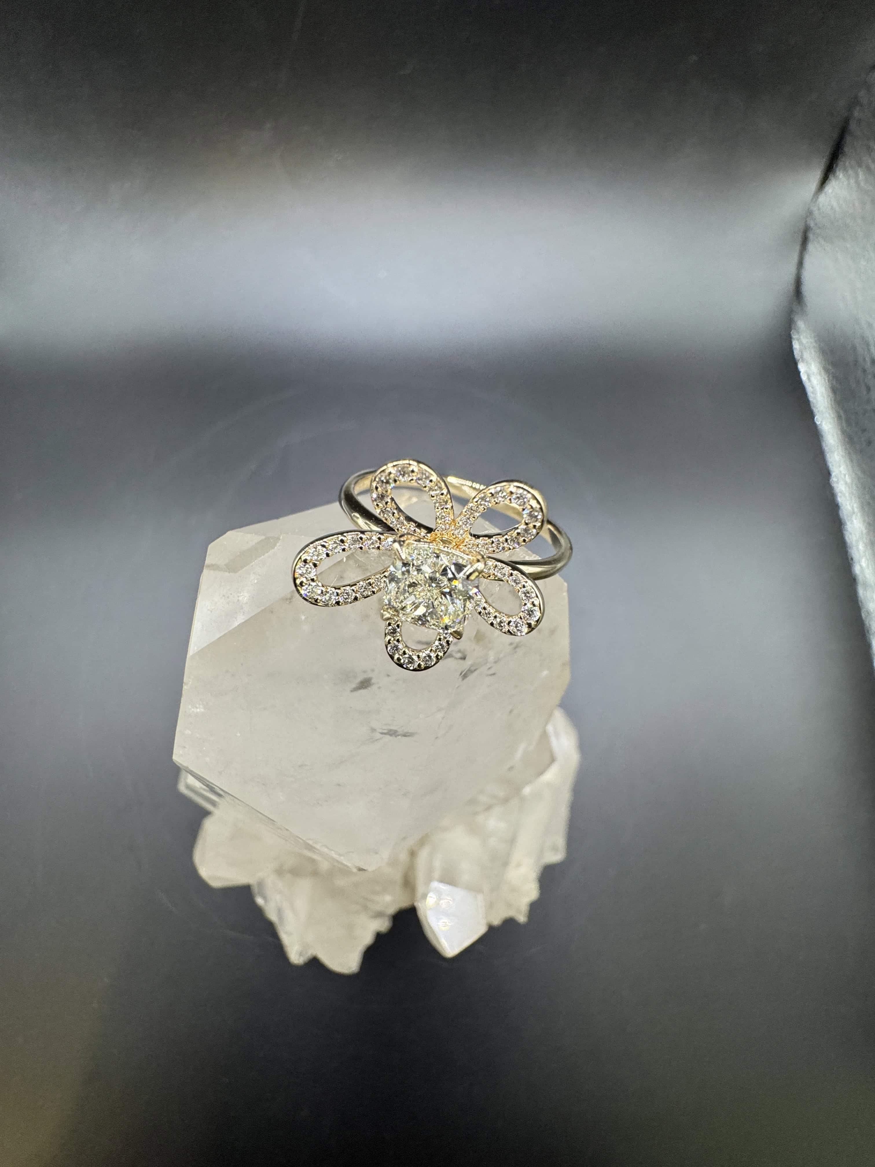 Besonderer Ring in 14 Karat Gelbgold mit Einkaräter & Brillanten