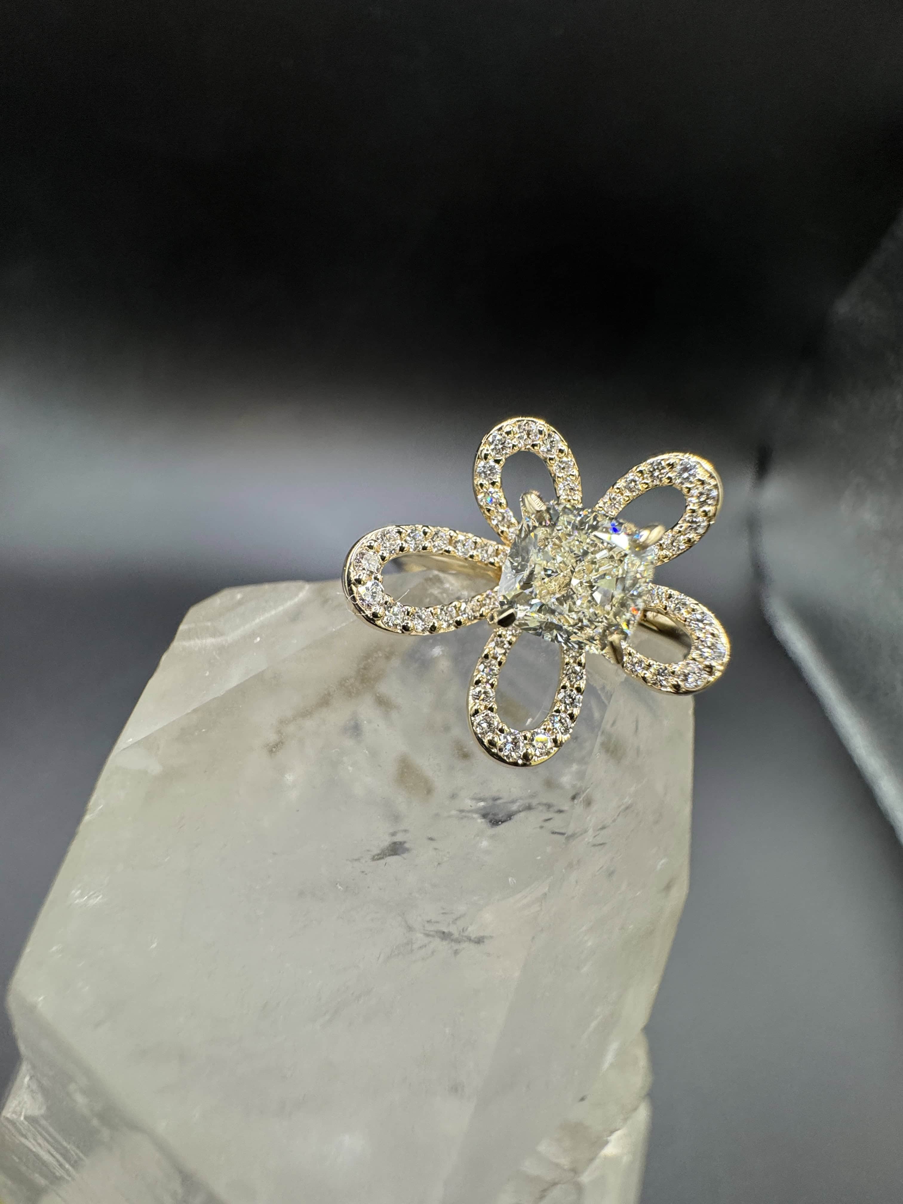 Besonderer Ring in 14 Karat Gelbgold mit Einkaräter & Brillanten