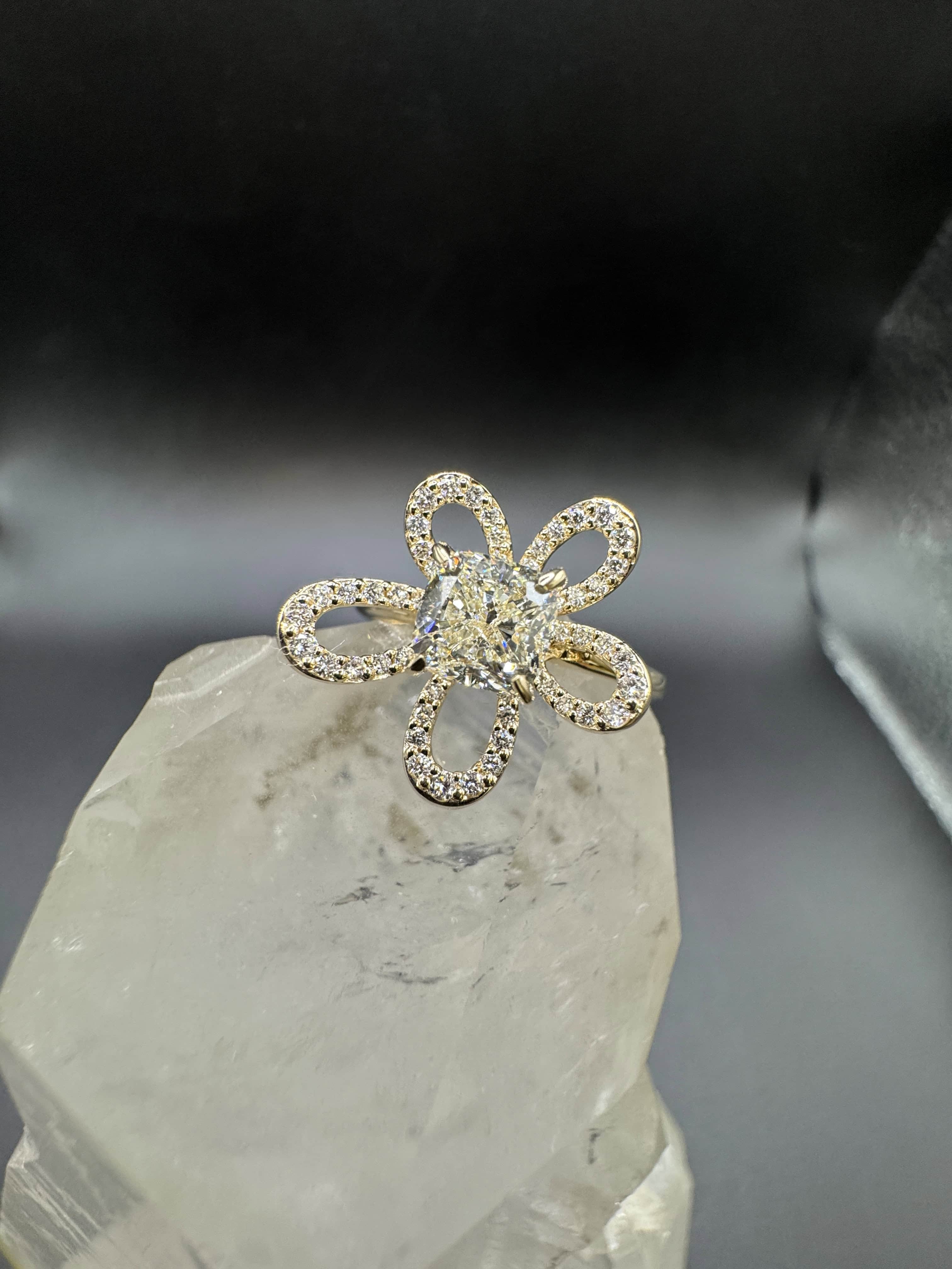 Besonderer Ring in 14 Karat Gelbgold mit Einkaräter & Brillanten