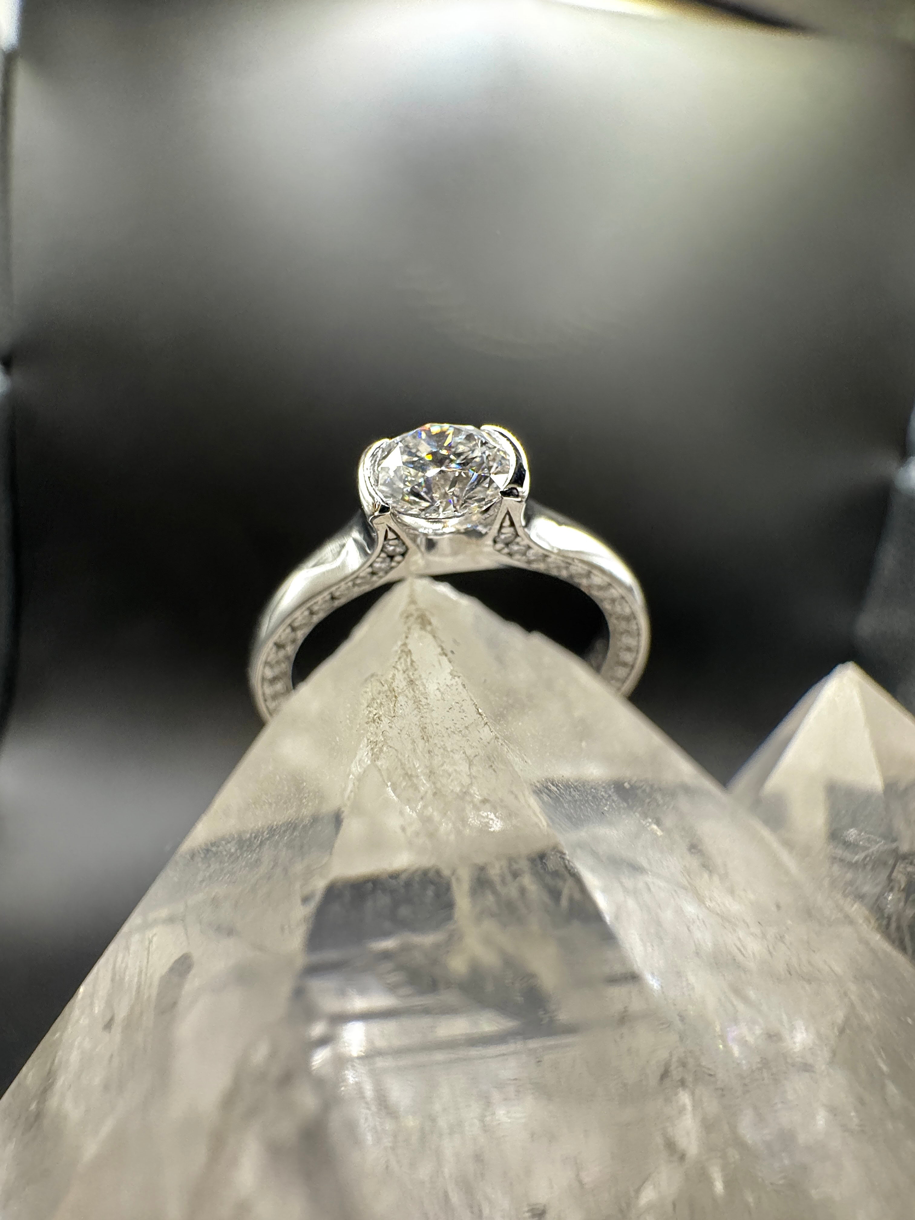 Edler Ring in 18 Karat Weißgold mit feinen Brillanten von Schaffrath
