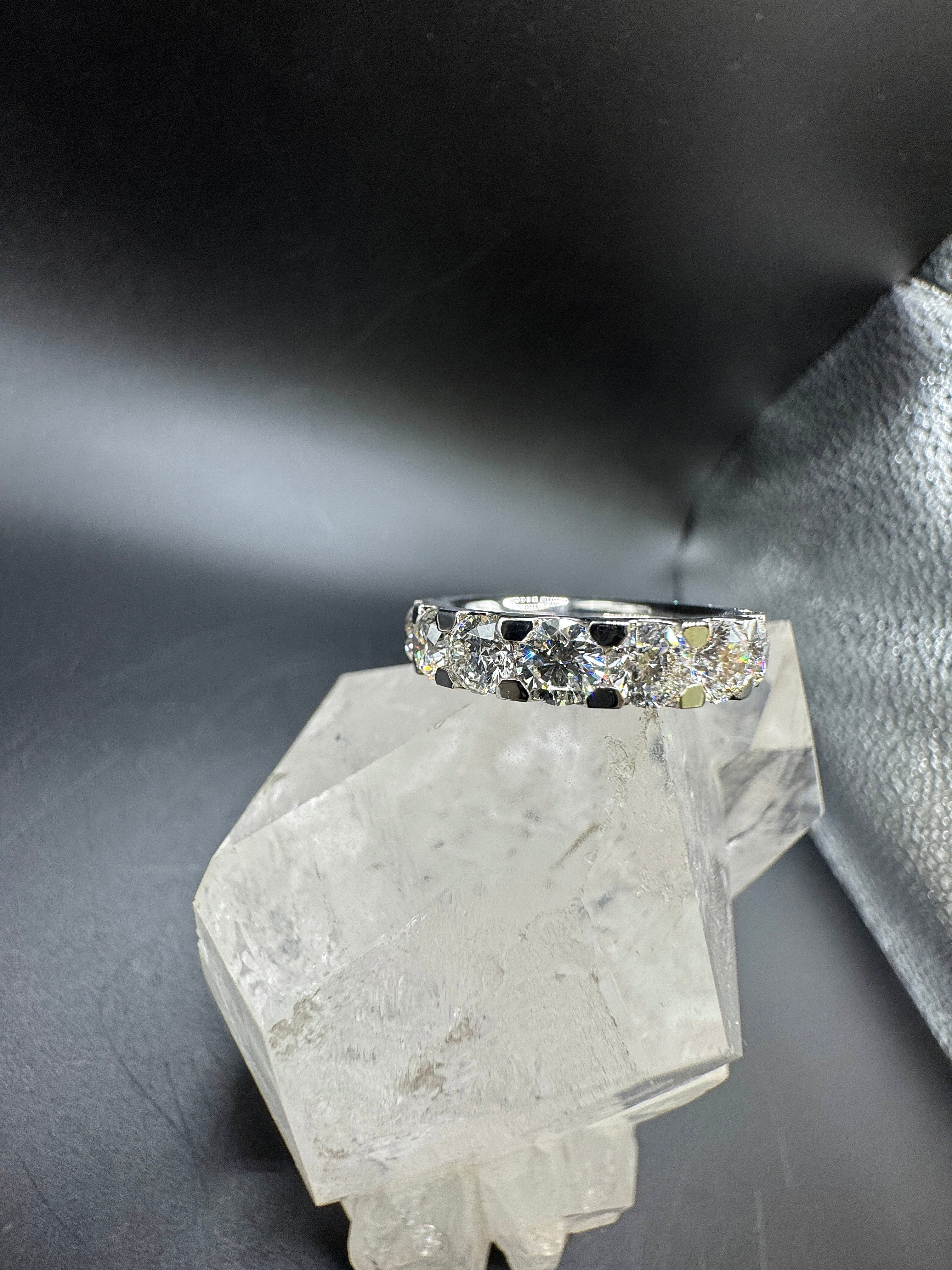 Edler Memory Ring in 18 Karat Weißgold mit 4,90 Karat hochfeinen Brillanten