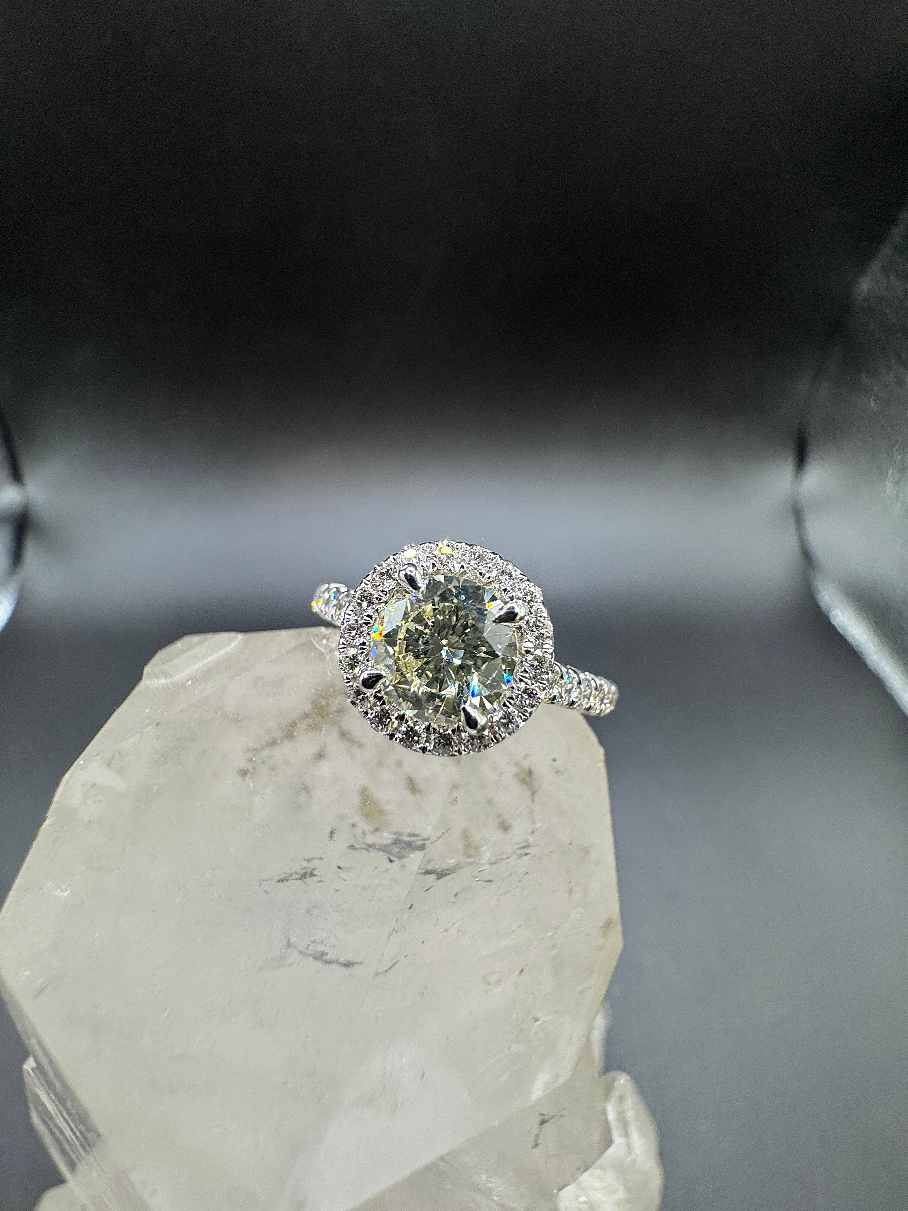 Hochwertiger Verlobungs-Solitärring in 18 Karat Weißgold mit Einkaräter & Brillanten