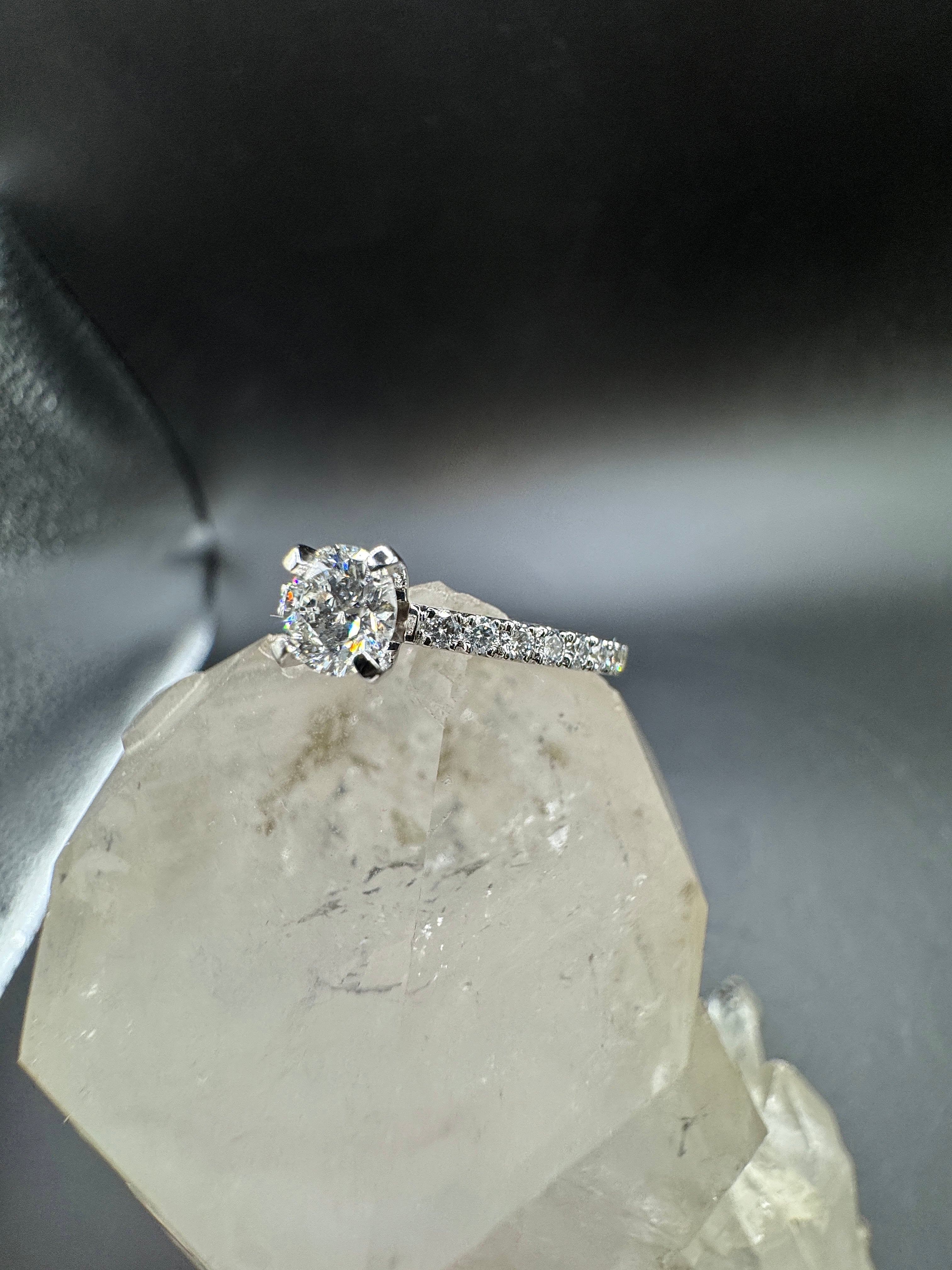 Feiner Solitär- & Verlobungsring in 18 Karat Weißgold mit hochfeinen Brillanten