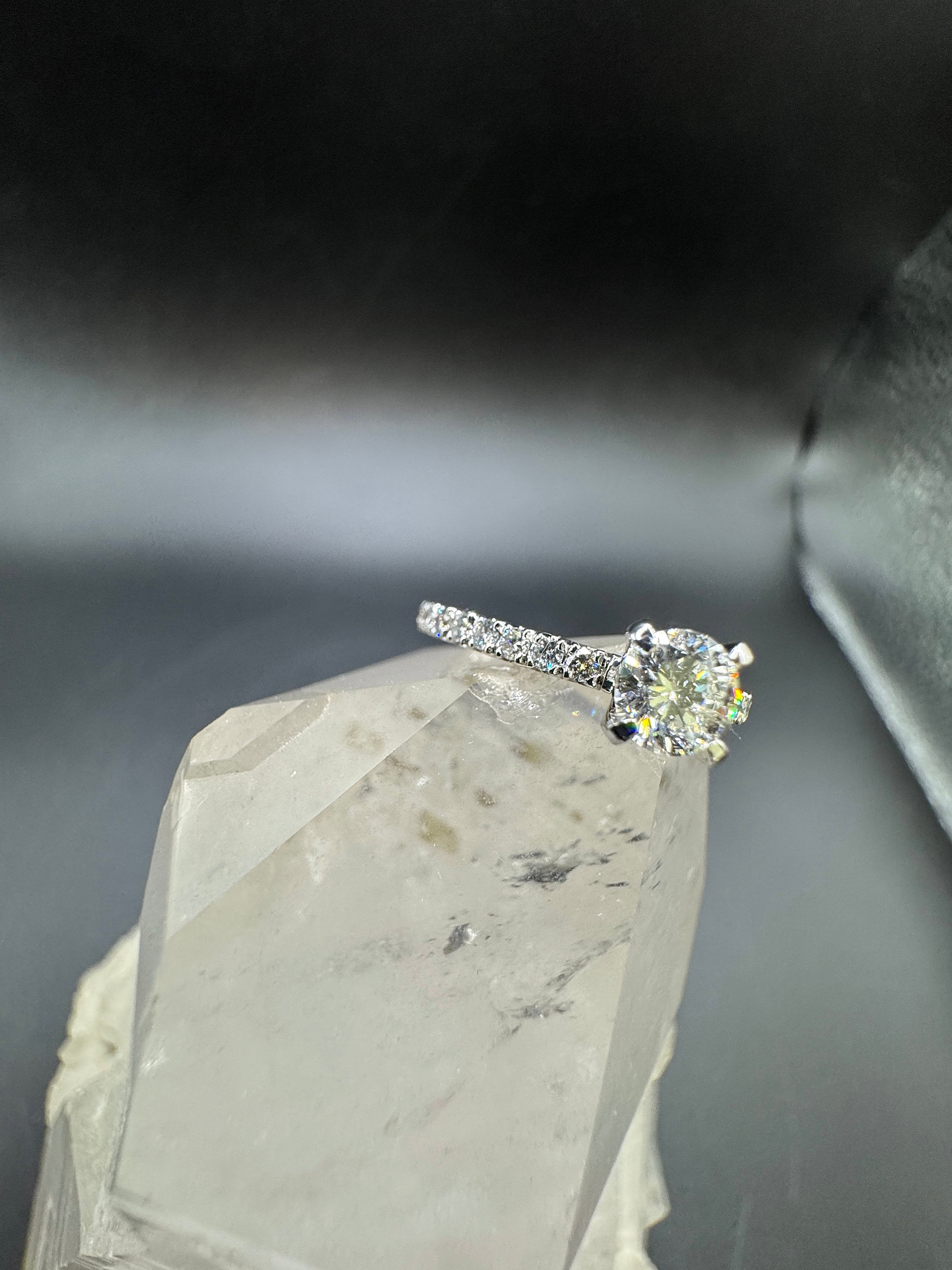 Feiner Solitär- & Verlobungsring in 18 Karat Weißgold mit hochfeinen Brillanten
