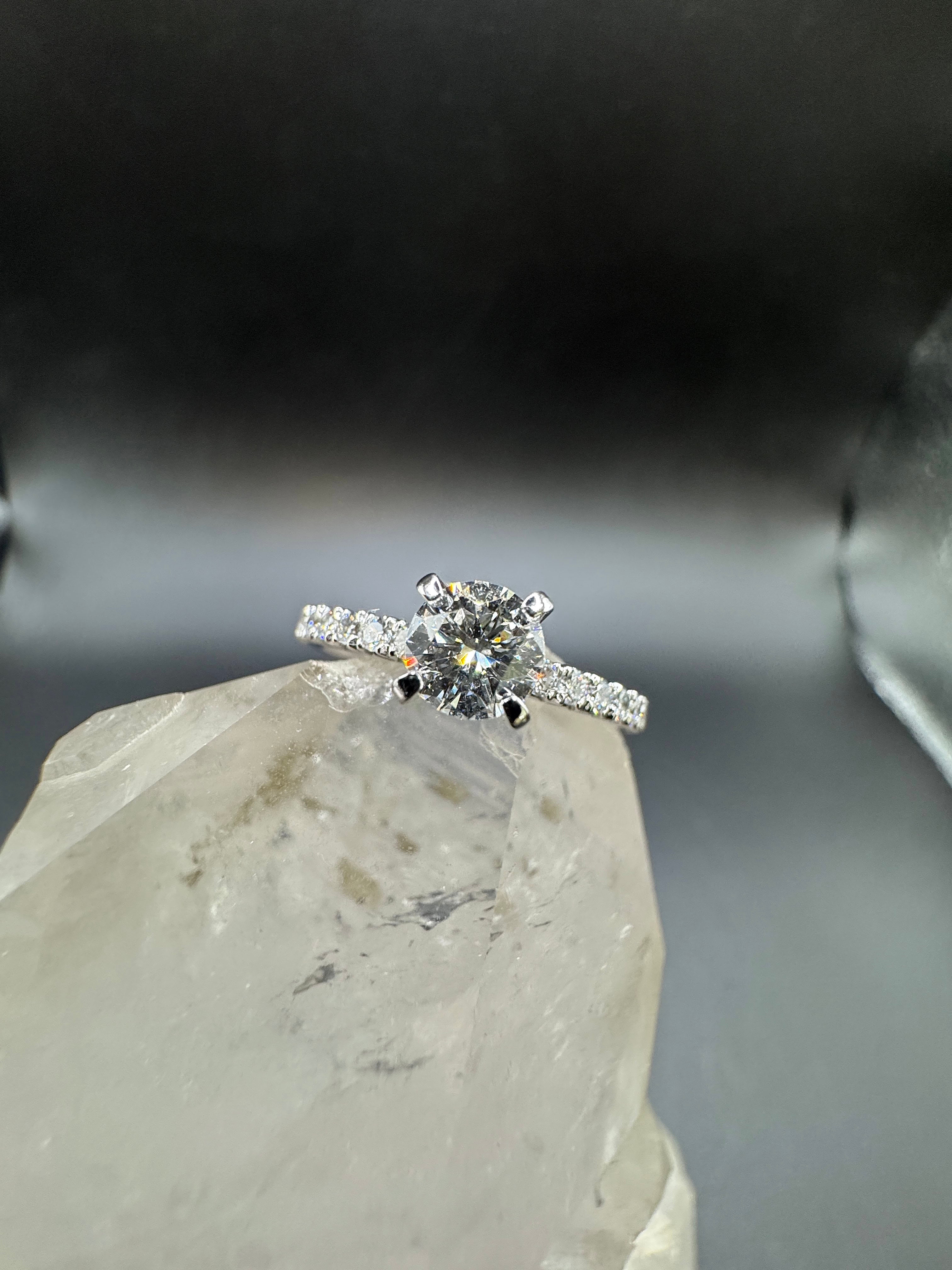 Feiner Solitär- & Verlobungsring in 18 Karat Weißgold mit hochfeinen Brillanten