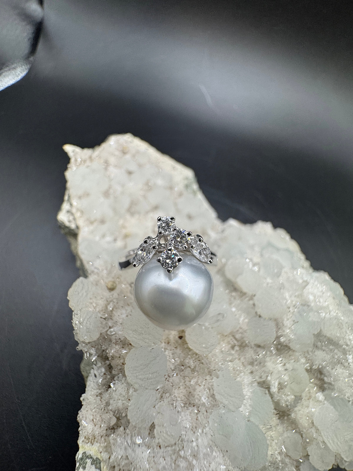 Handgefertigter Ring in 18 Karat Weißgold mit Südseeperle & Diamanten