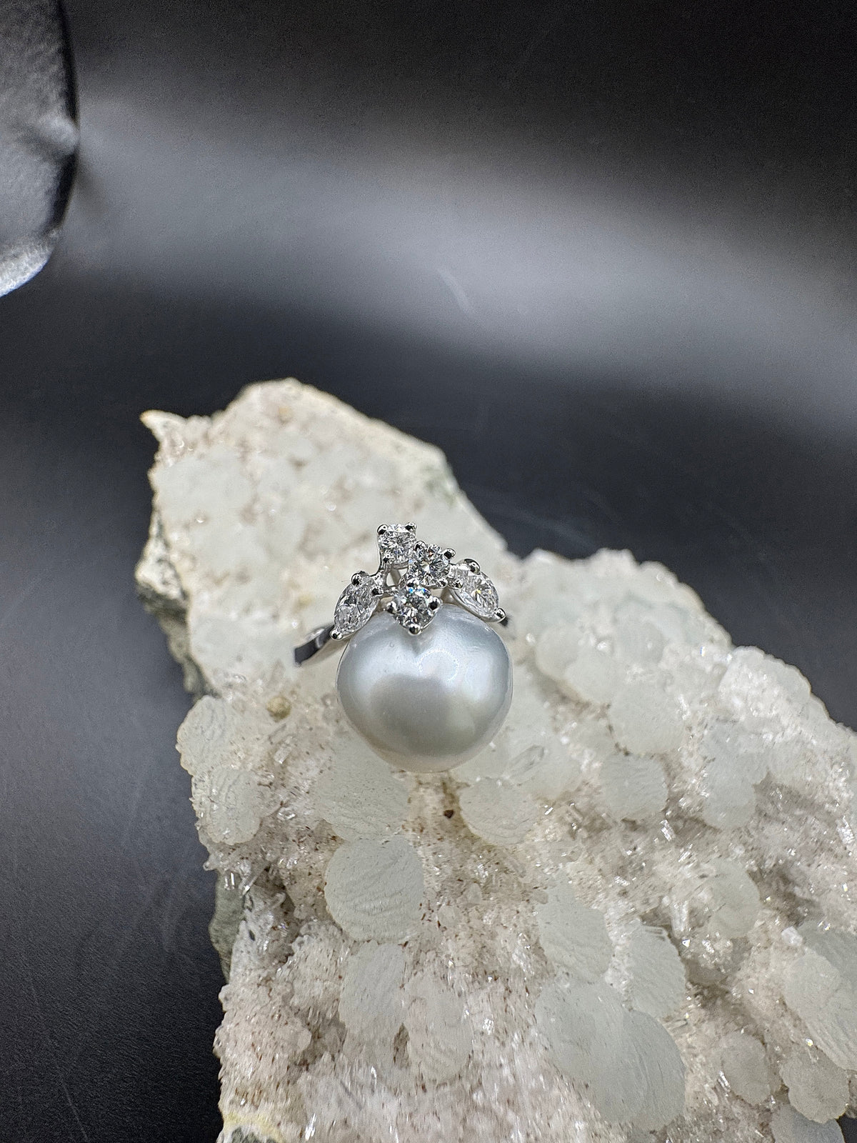 Handgefertigter Ring in 18 Karat Weißgold mit Südseeperle & Diamanten