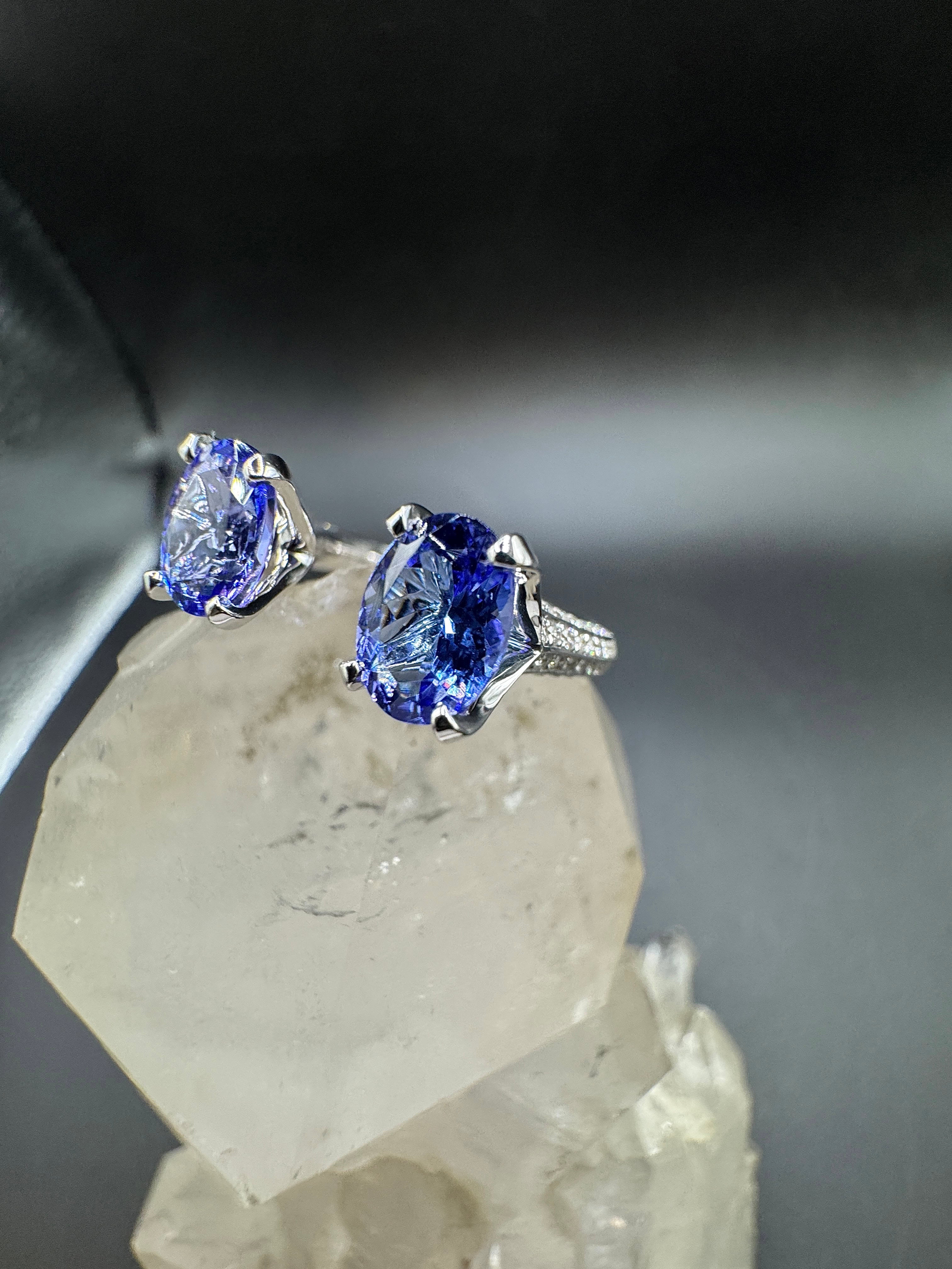 Ausgefallener Ring in 14 Karat Weißgold mit Tansaniten & Brillanten