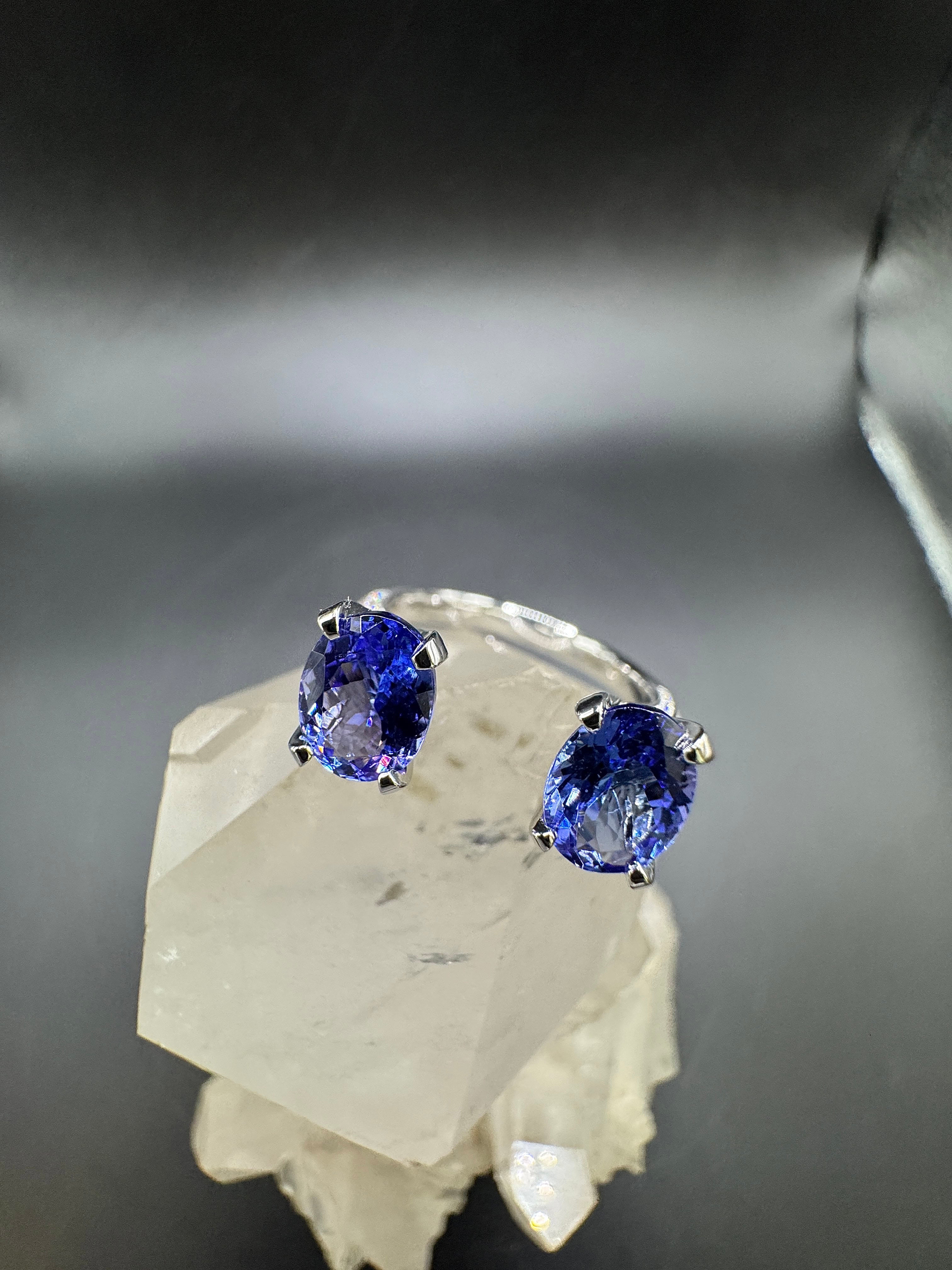 Ausgefallener Ring in 14 Karat Weißgold mit Tansaniten & Brillanten