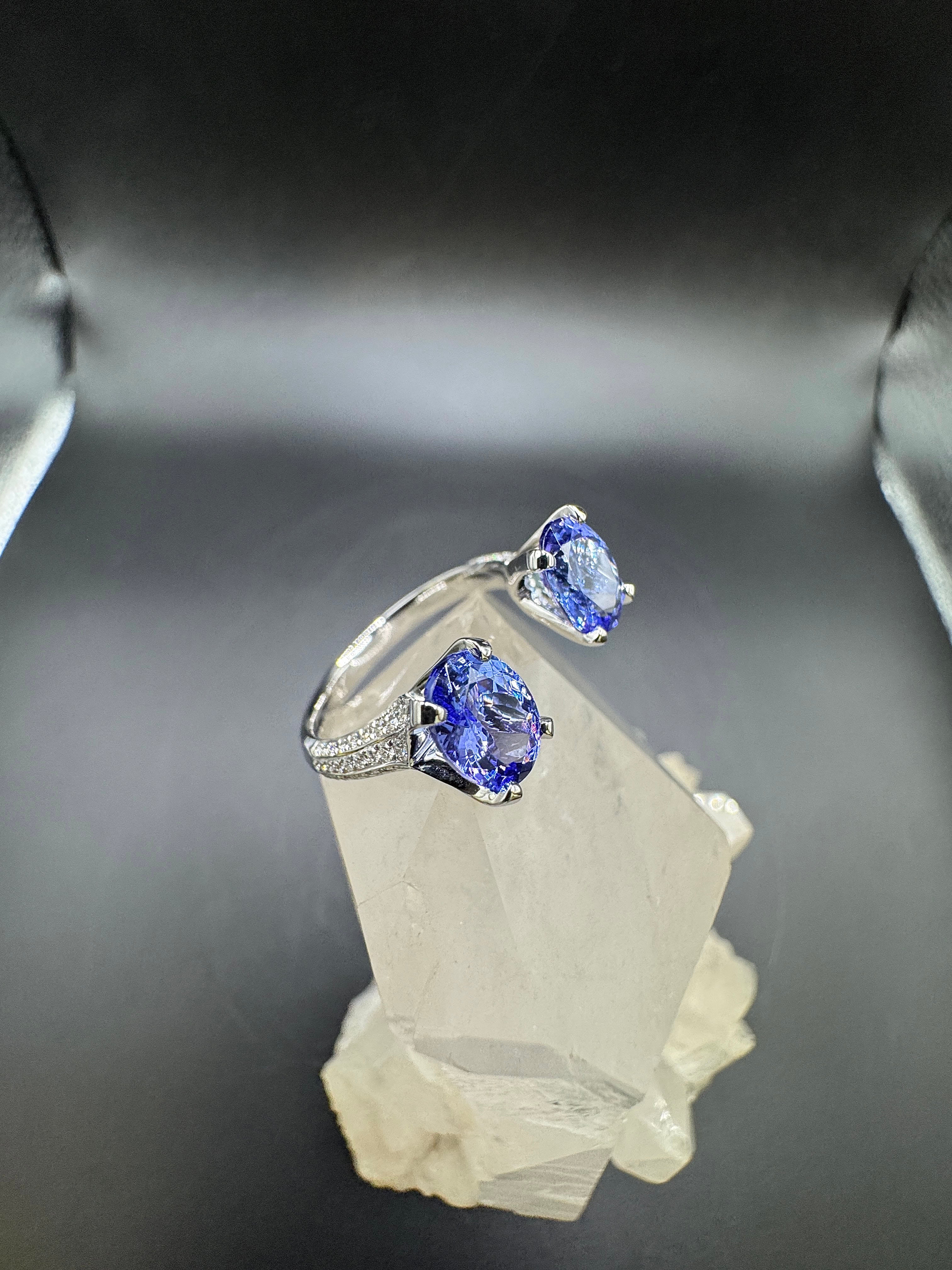 Ausgefallener Ring in 14 Karat Weißgold mit Tansaniten & Brillanten