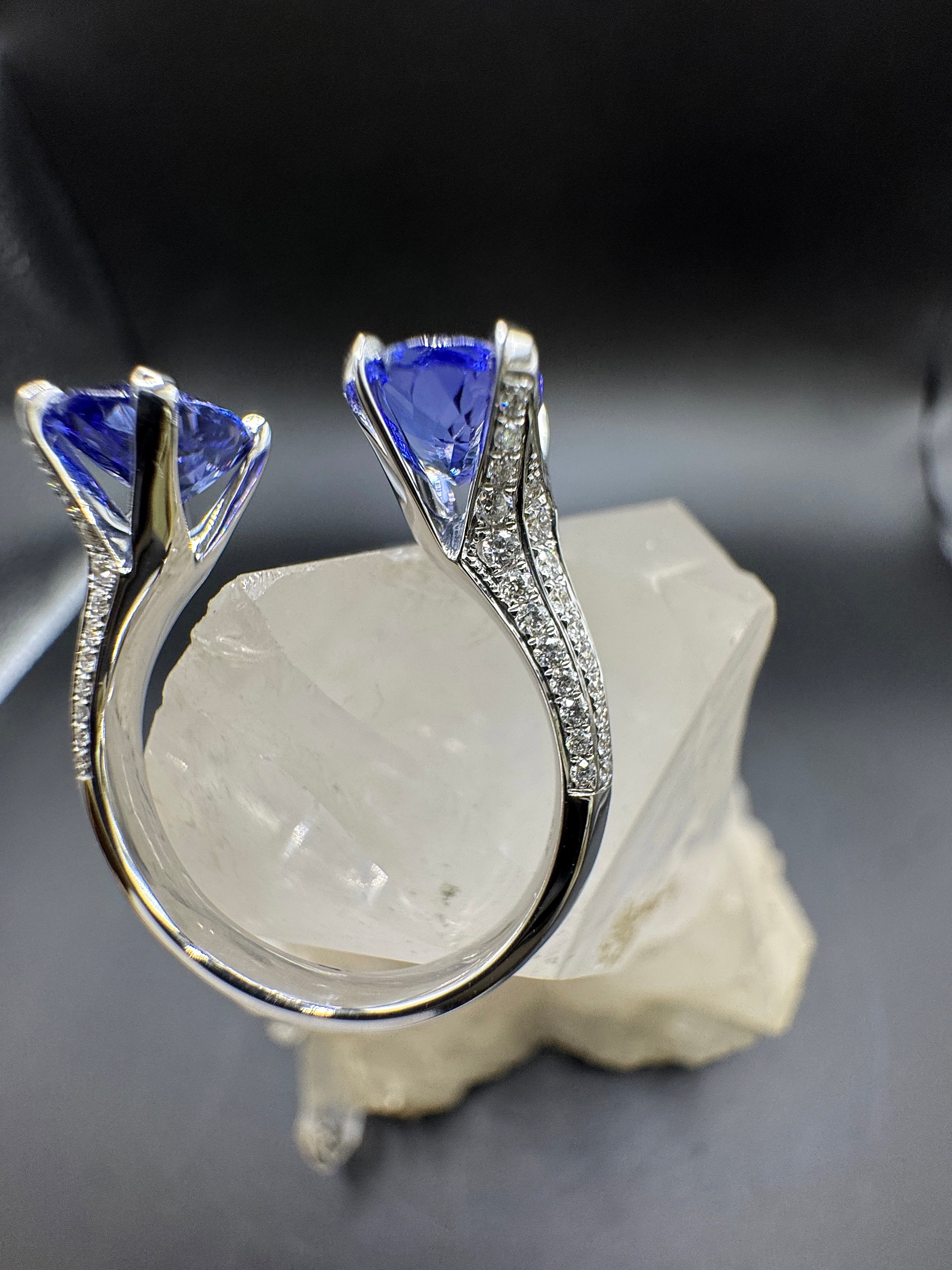 Ausgefallener Ring in 14 Karat Weißgold mit Tansaniten & Brillanten