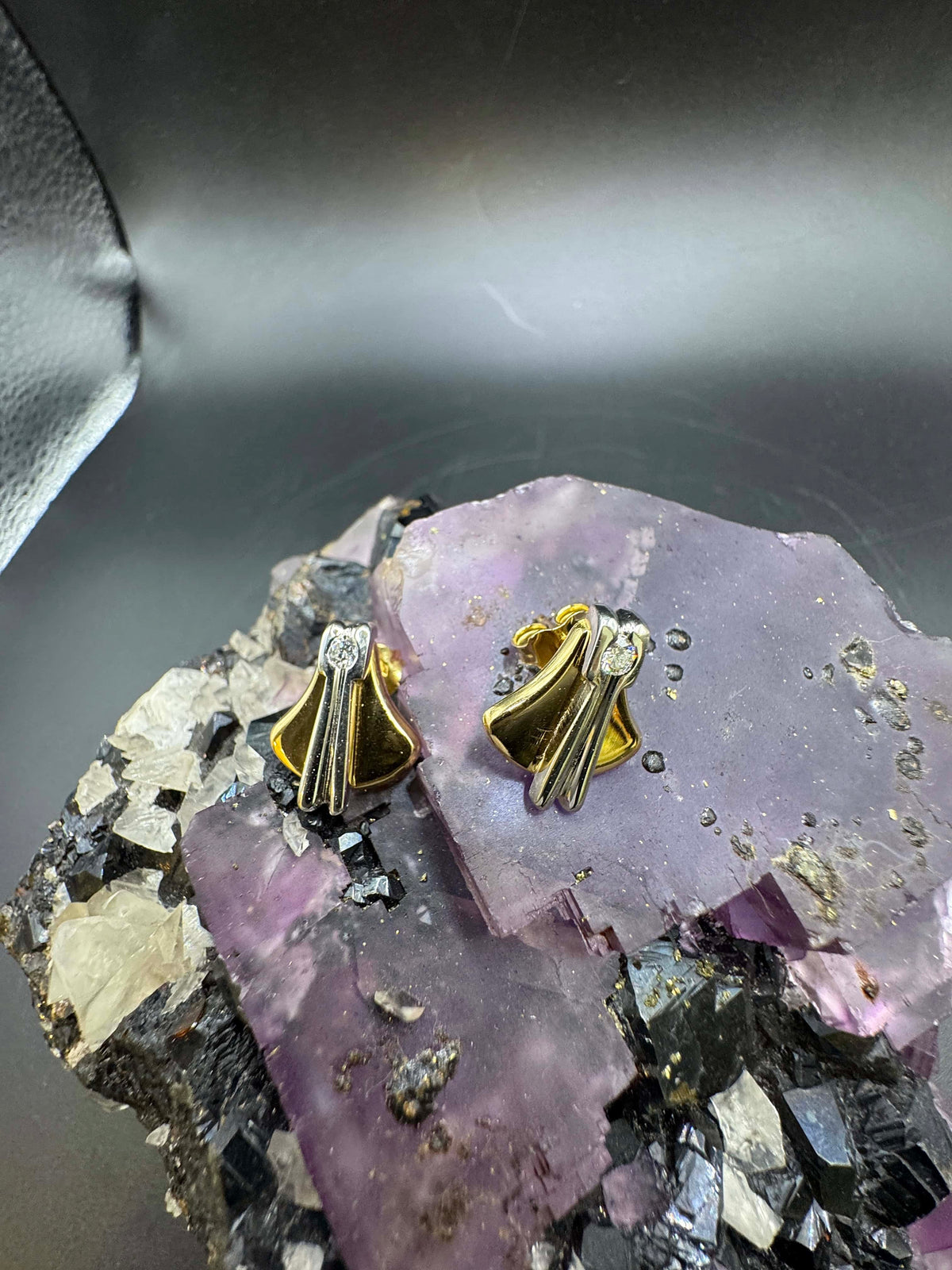 Elegante Bicolor Ohrstecker in 18 Karat Gold mit Brillanten