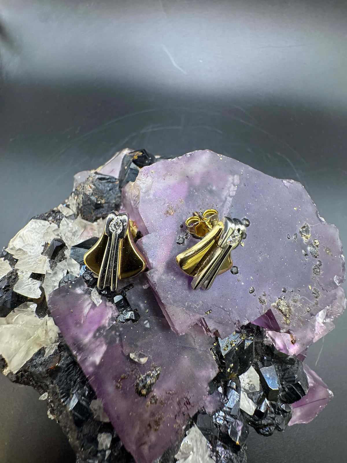 Elegante Bicolor Ohrstecker in 18 Karat Gold mit Brillanten
