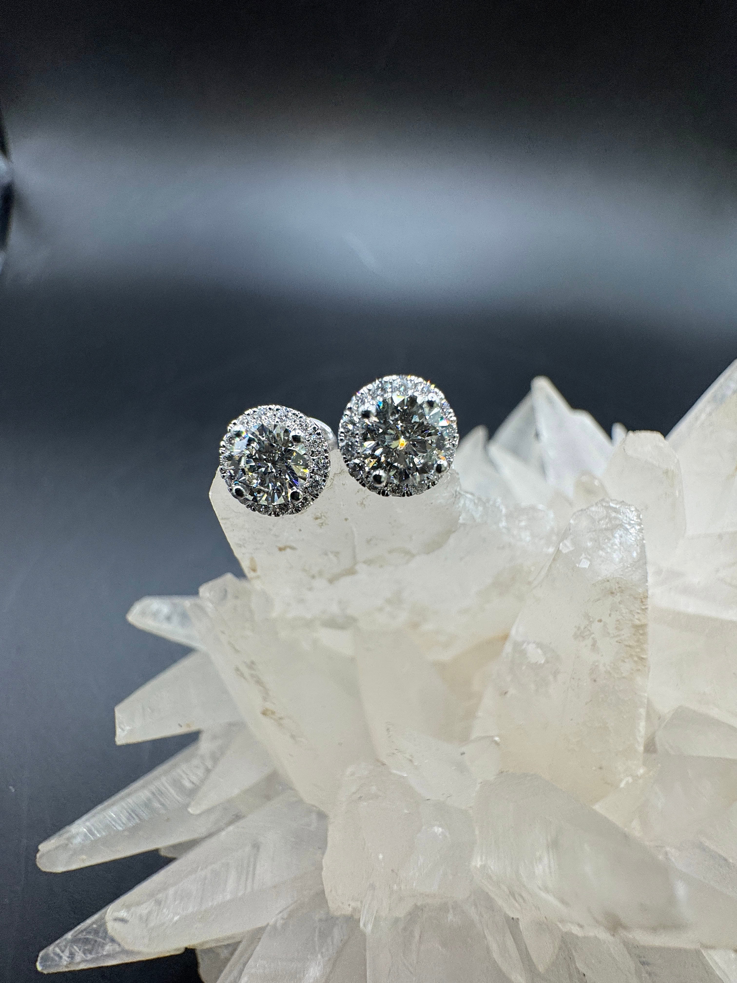 Moderne Brillantstecker in 18 Karat Weißgold mit hochfeinen Brillanten