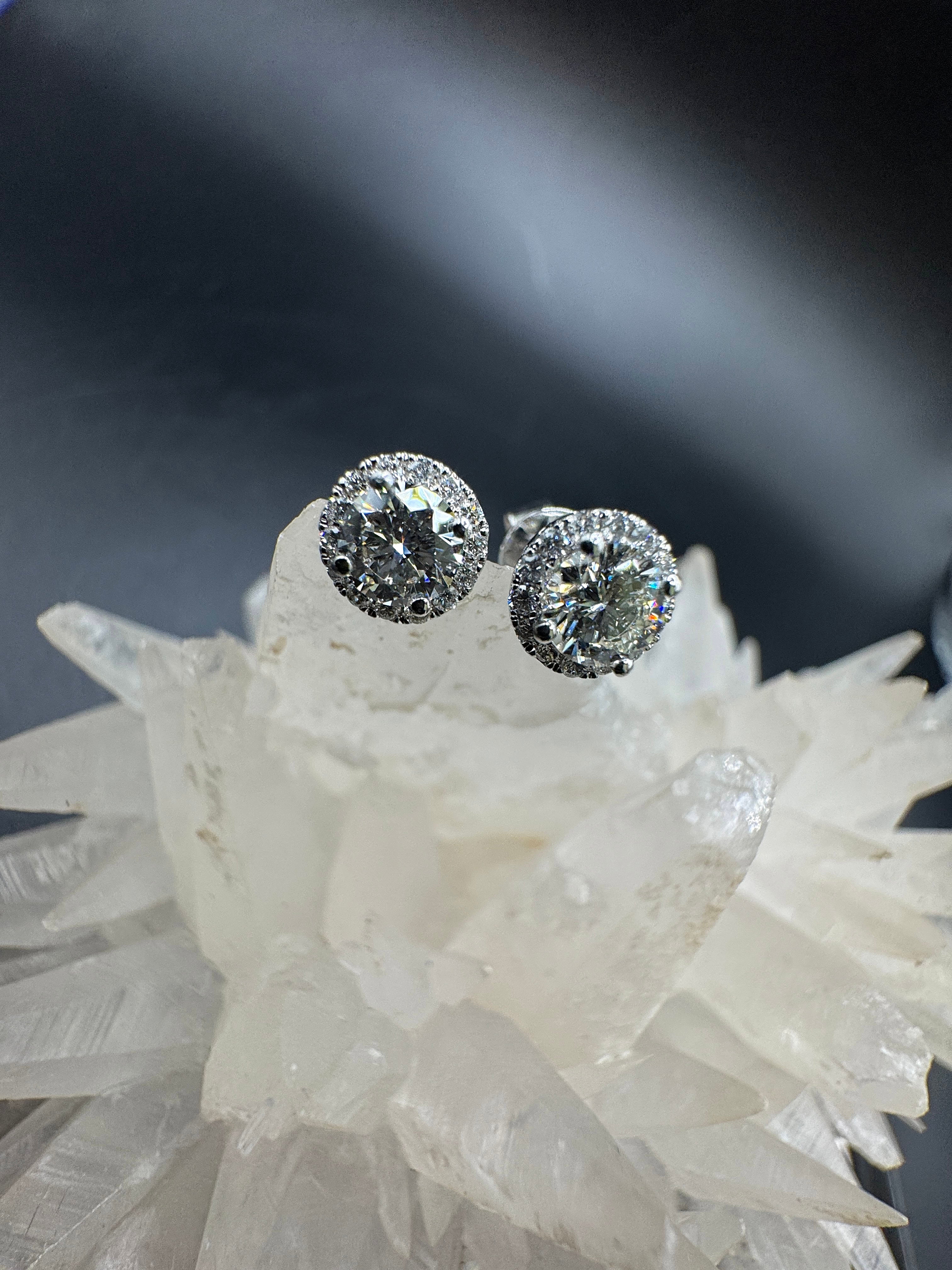 Moderne Brillantstecker in 18 Karat Weißgold mit hochfeinen Brillanten