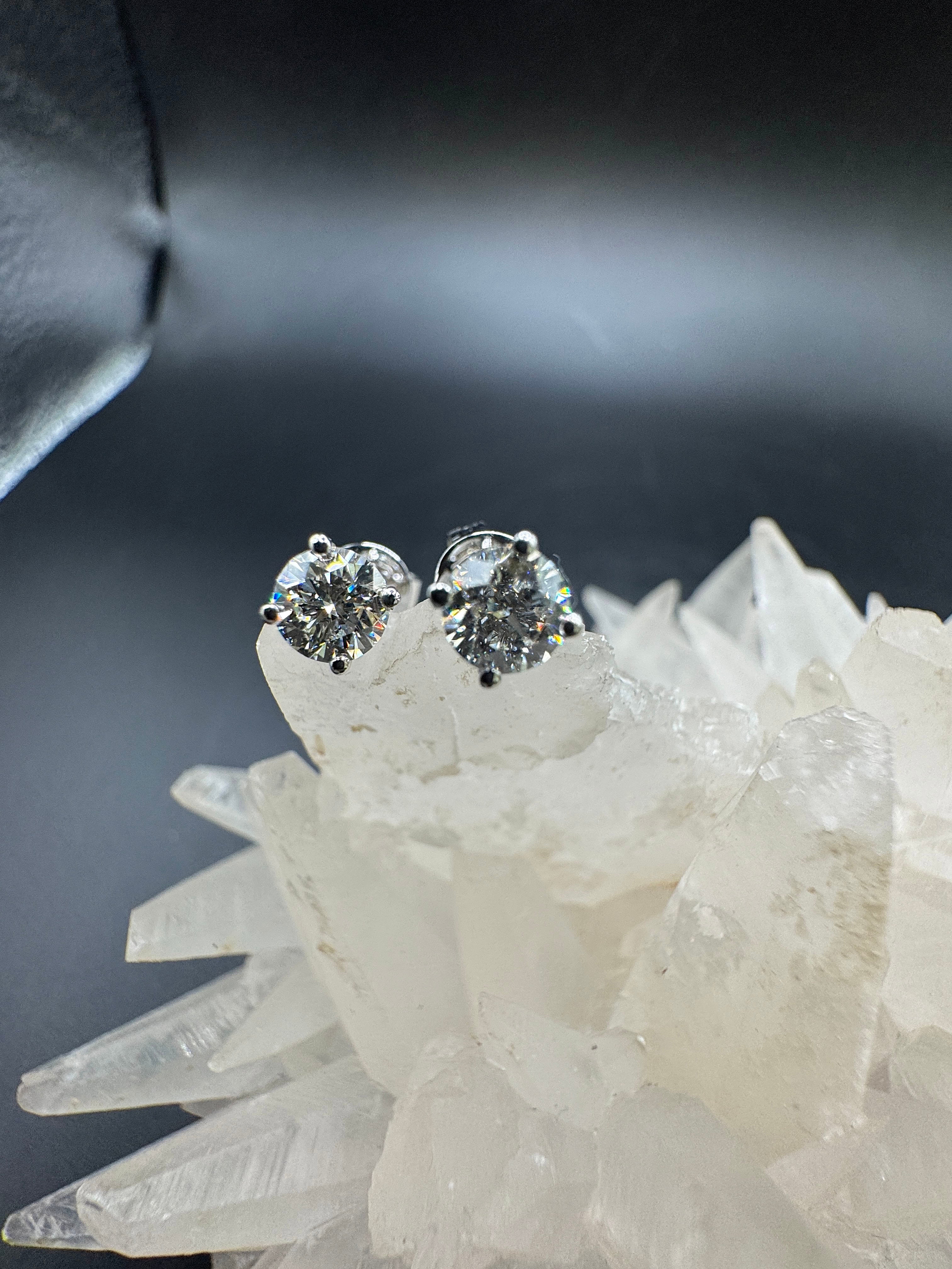 Moderne Brillantstecker in 18 Karat Gelbgold mit hochfeinen Brillanten