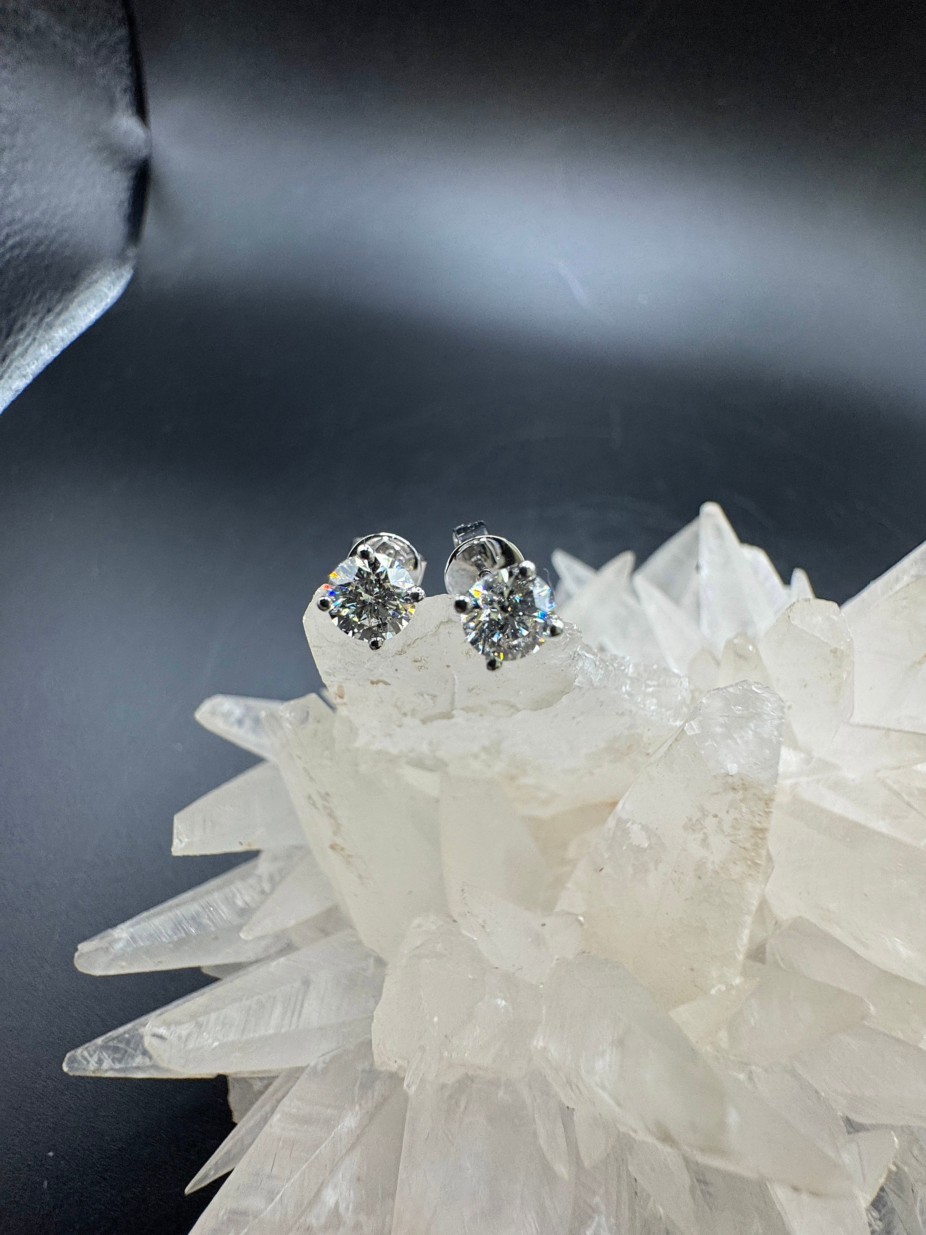 Moderne Brillantstecker in 18 Karat Gelbgold mit hochfeinen Brillanten