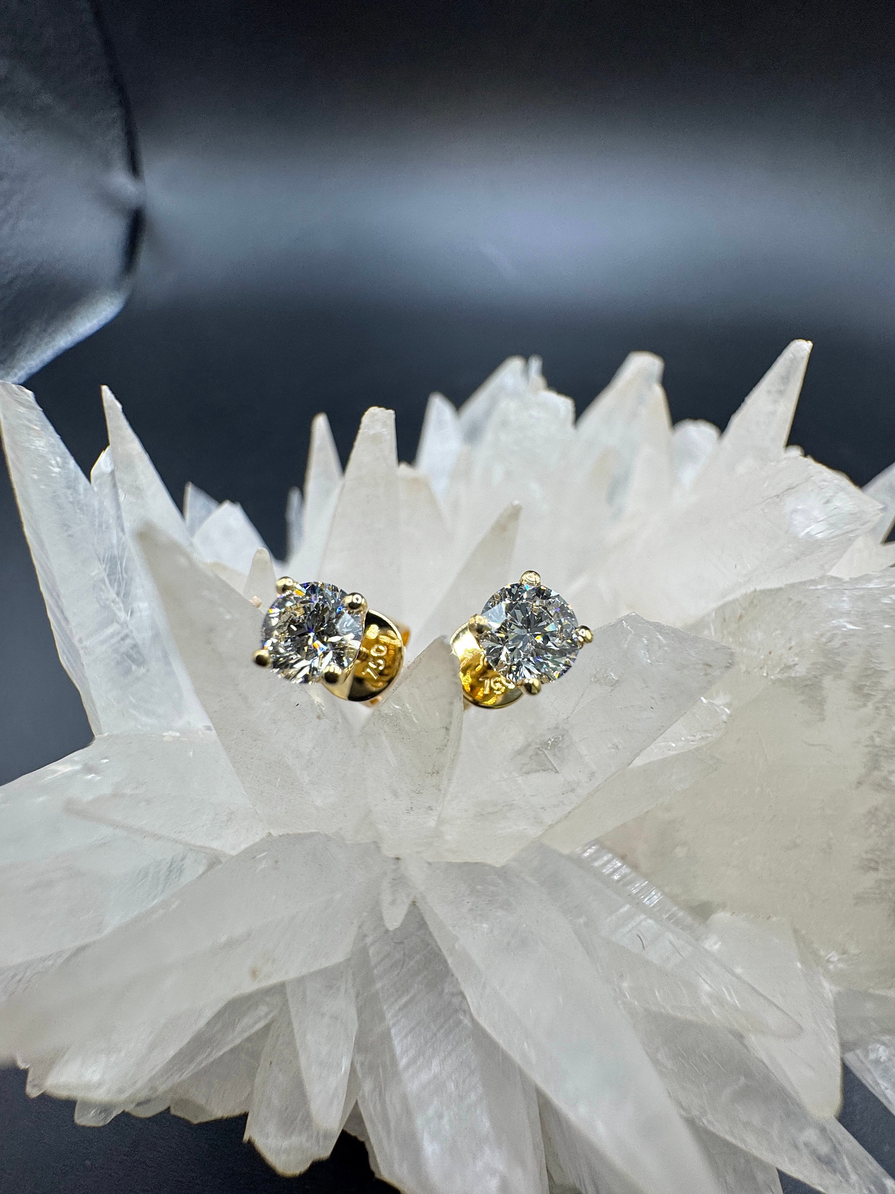 Moderne Brillantstecker in 18 Karat Gelbgold mit hochfeinen Brillanten