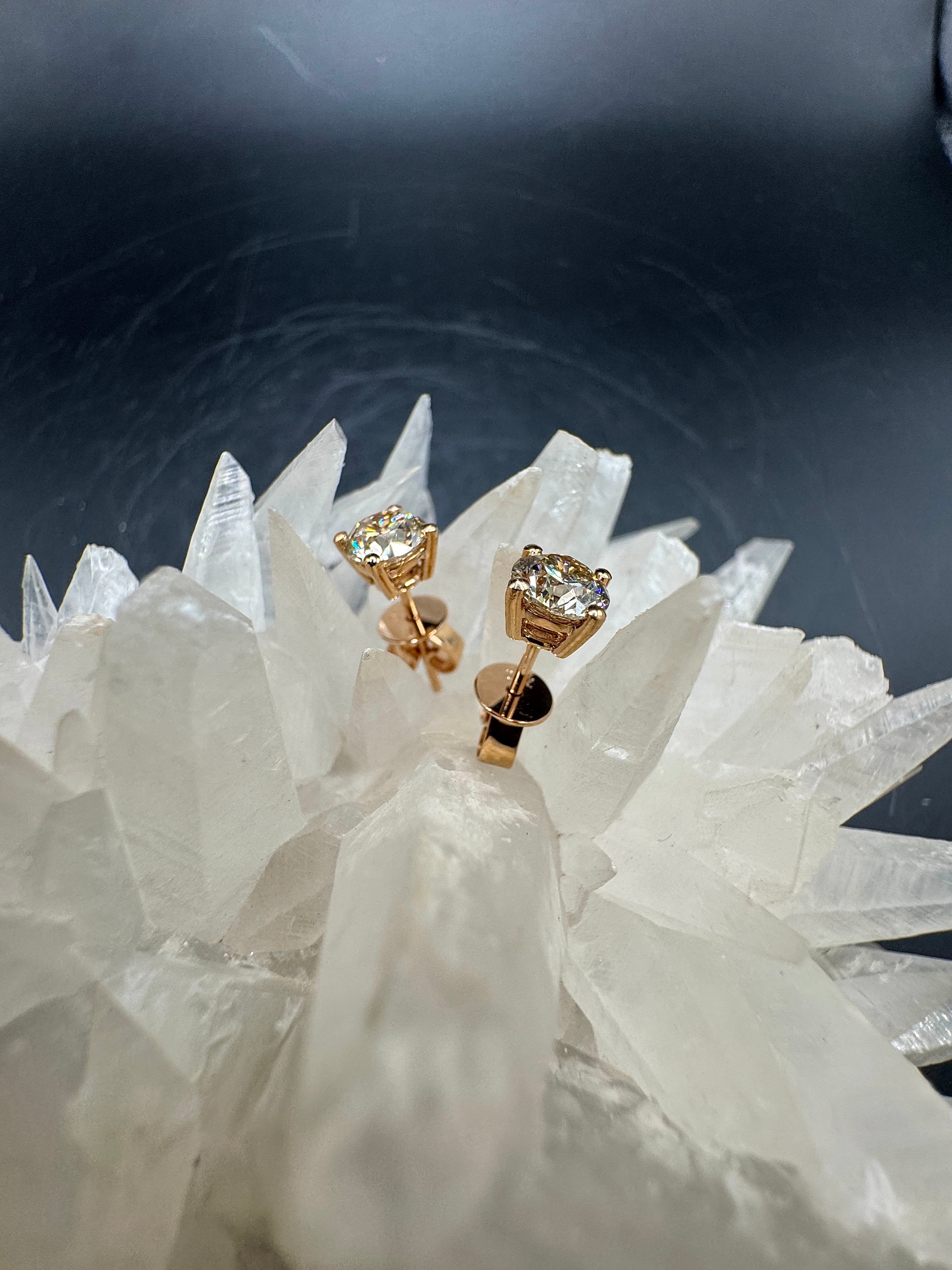 Elegante Ohrstecker in 18 Karat Roségold mit champagnerfarbenen Brillanten